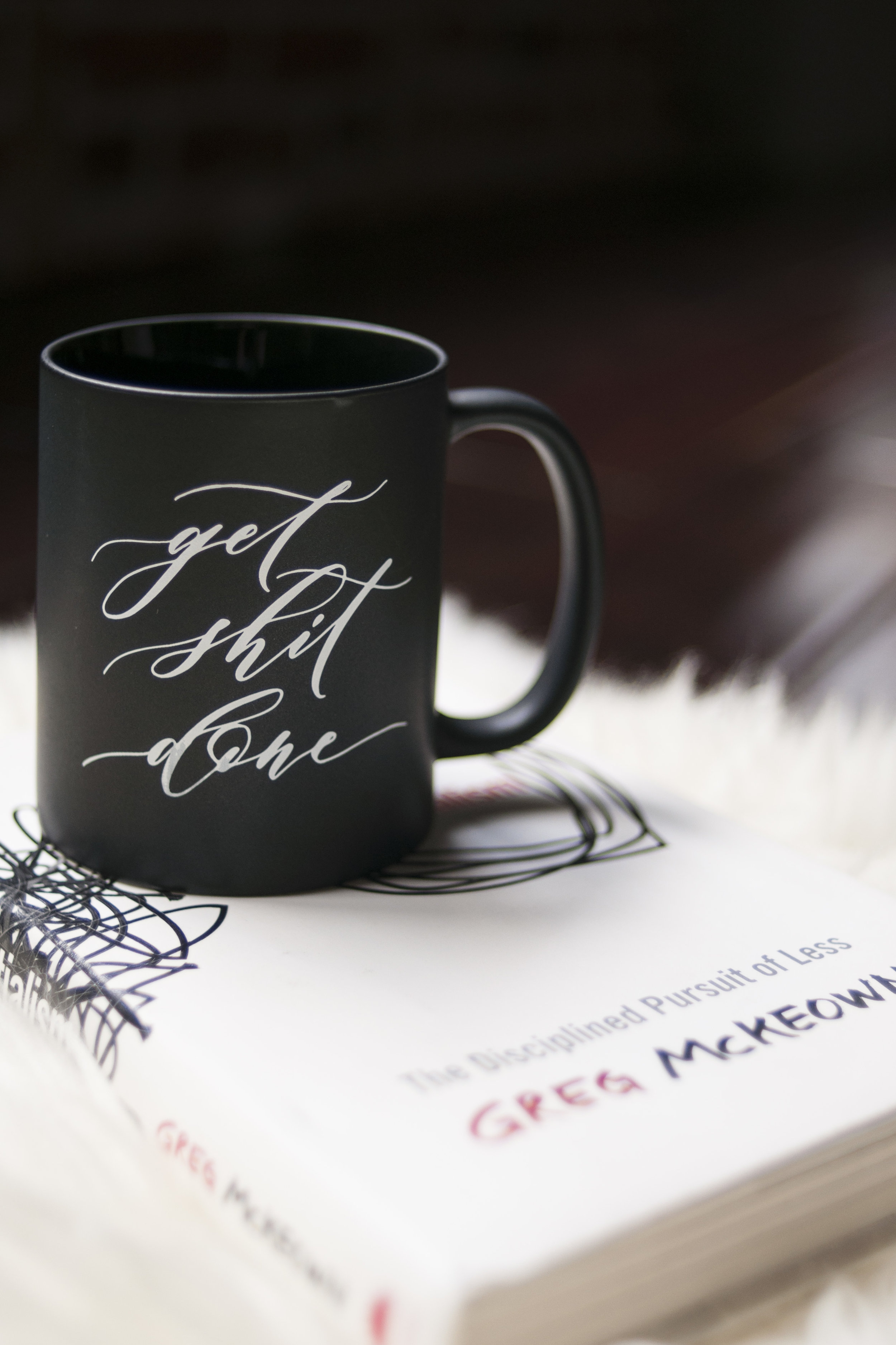 Seniman Calligraphy get shit done black mug_1.jpg