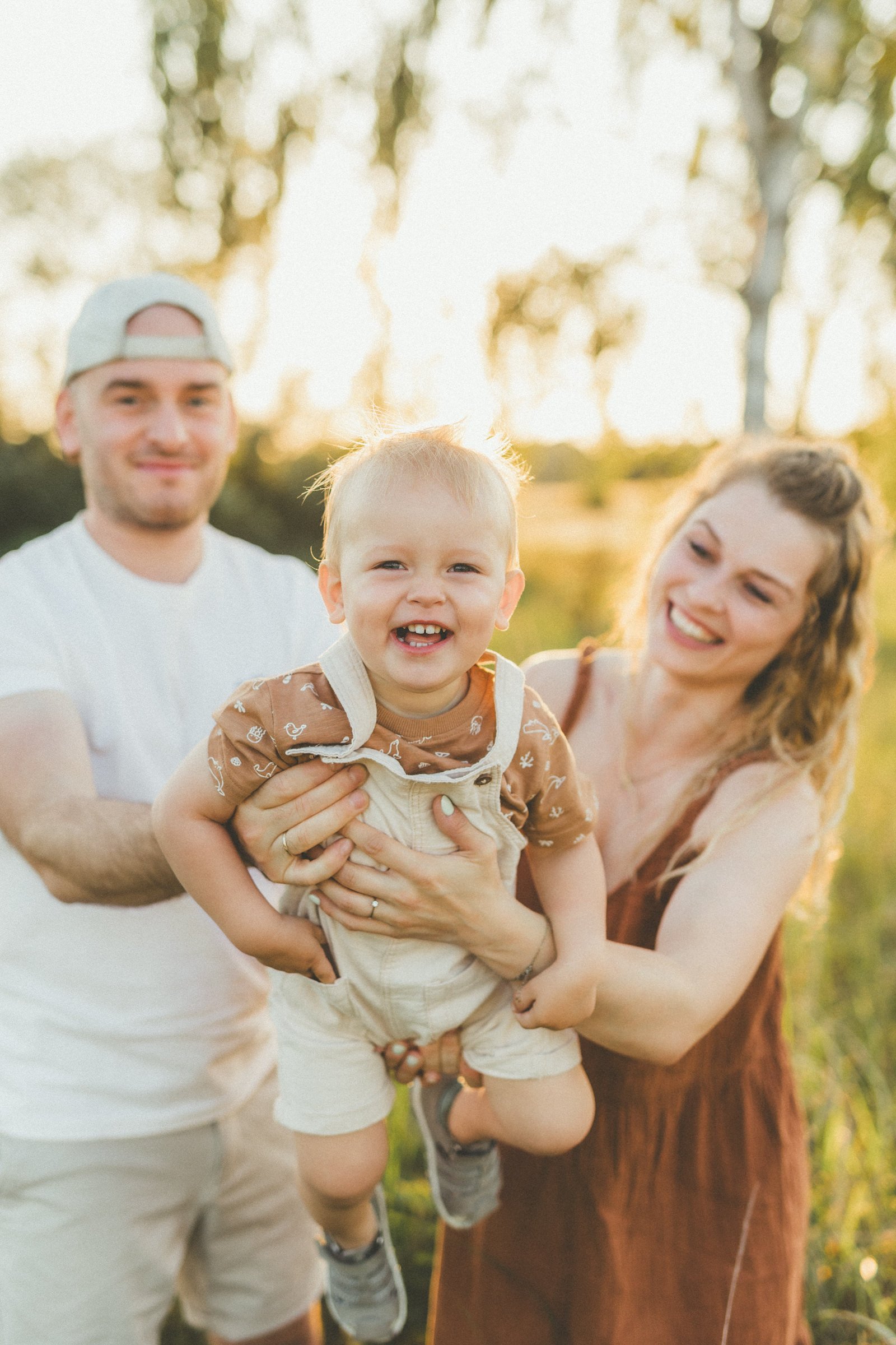 kinder-lachen-familienfotos-brandenburg.jpg