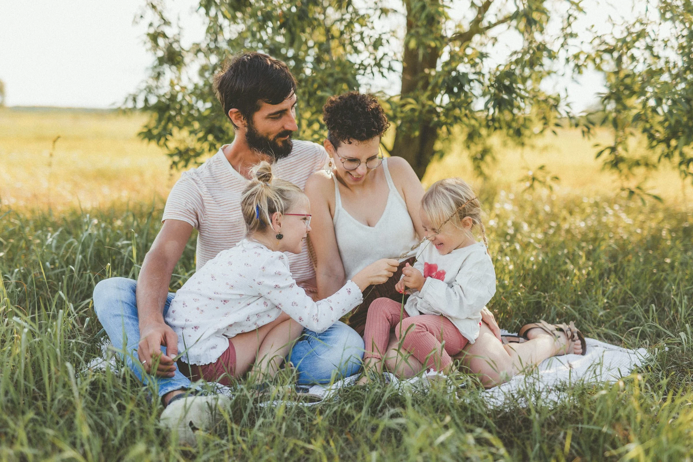 spielen-im-freien-familienfotos-brandenburg.jpg