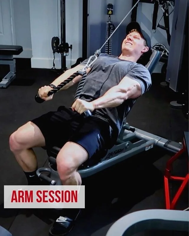 Yesterday I finished the week off with a rare out and out arm session. Here’s how it went ⬇️
1️⃣ BARBELL CURL
2️⃣ EZ SKULLCRUSHER
3️⃣ INCLINE ALTERNATING CURL
4️⃣ INCLINE PUSHDOWN
5️⃣ HAMMER CURLS
If ar