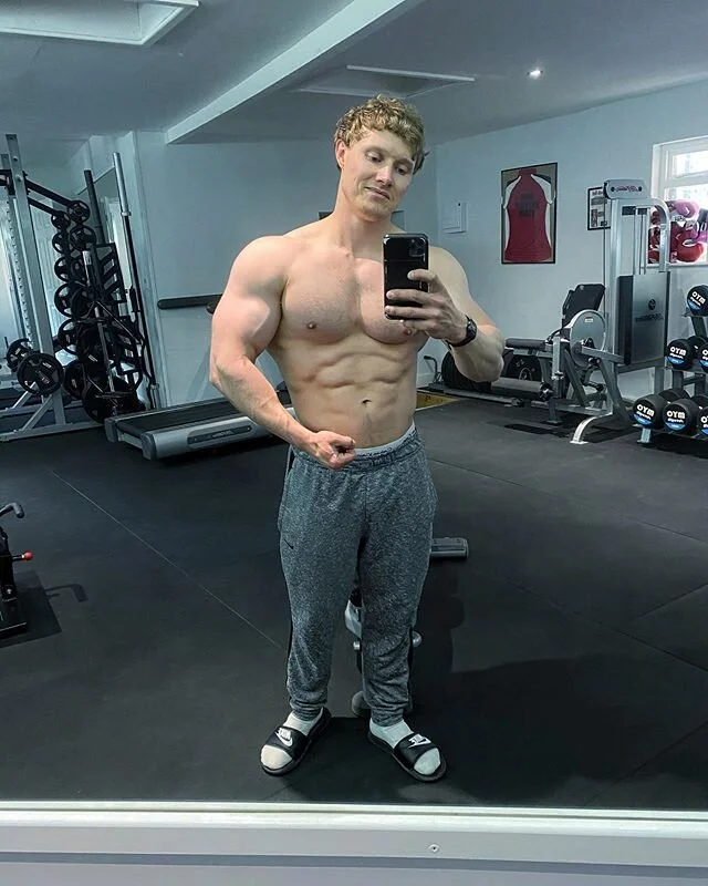 Want some abs secrets?
1/ SCRAP SIT-UPS - Sit ups never have been and never will be the key to having abs. You can’t sit your way up to a six pack. Sitting your spoon down and ensuring you’re in a calorie deficit might though 💁🏼‍