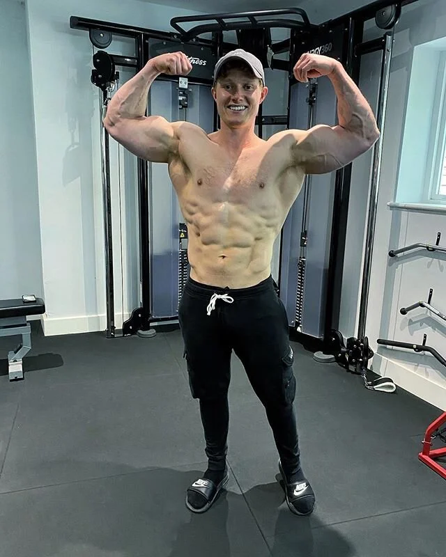 The un-popular reality‼️⤵️
I spent the first few years of attempting to build my physique hunting for ‘secrets’ in how to do so 🔮. The magic formula. The secret sauce. The best protein powder 🤦🏼‍♂️
Took me a good while, but e