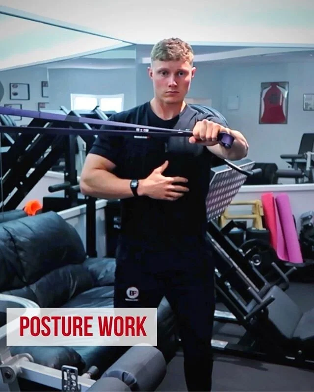 Your posture makes a huge difference to how you hold your physique 🤔 
You don’t want to be the big lean dude who has all the components of a great physique but is let down by rounded shoulders and the resulting narrow, sunken looking chest.