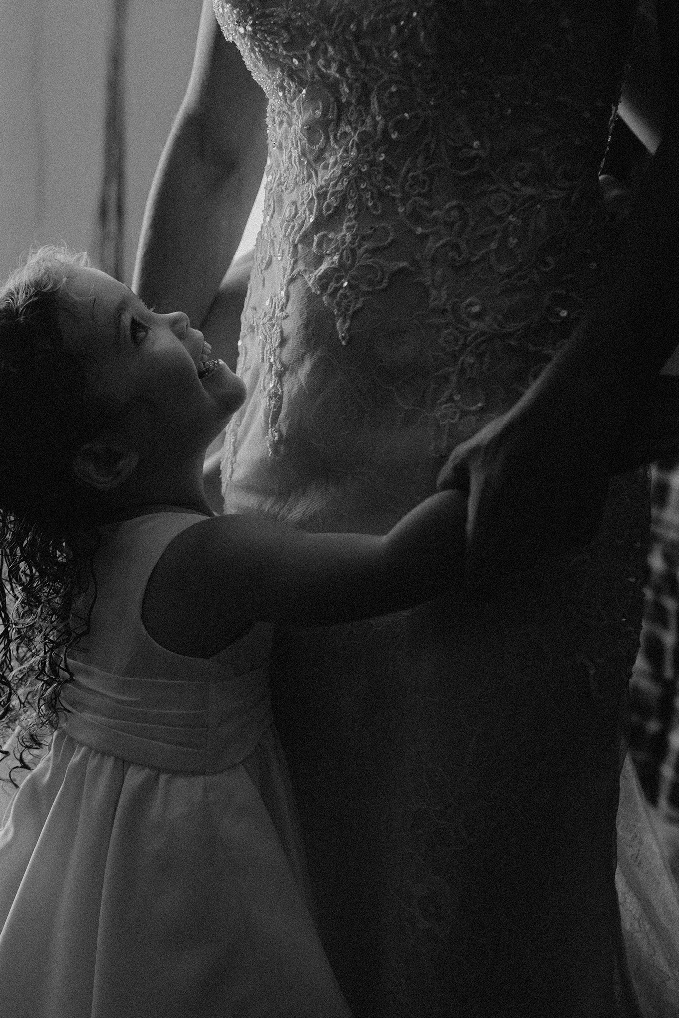 vermont-wedding-photographer-bride-getting-ready-with-daughter.jpg