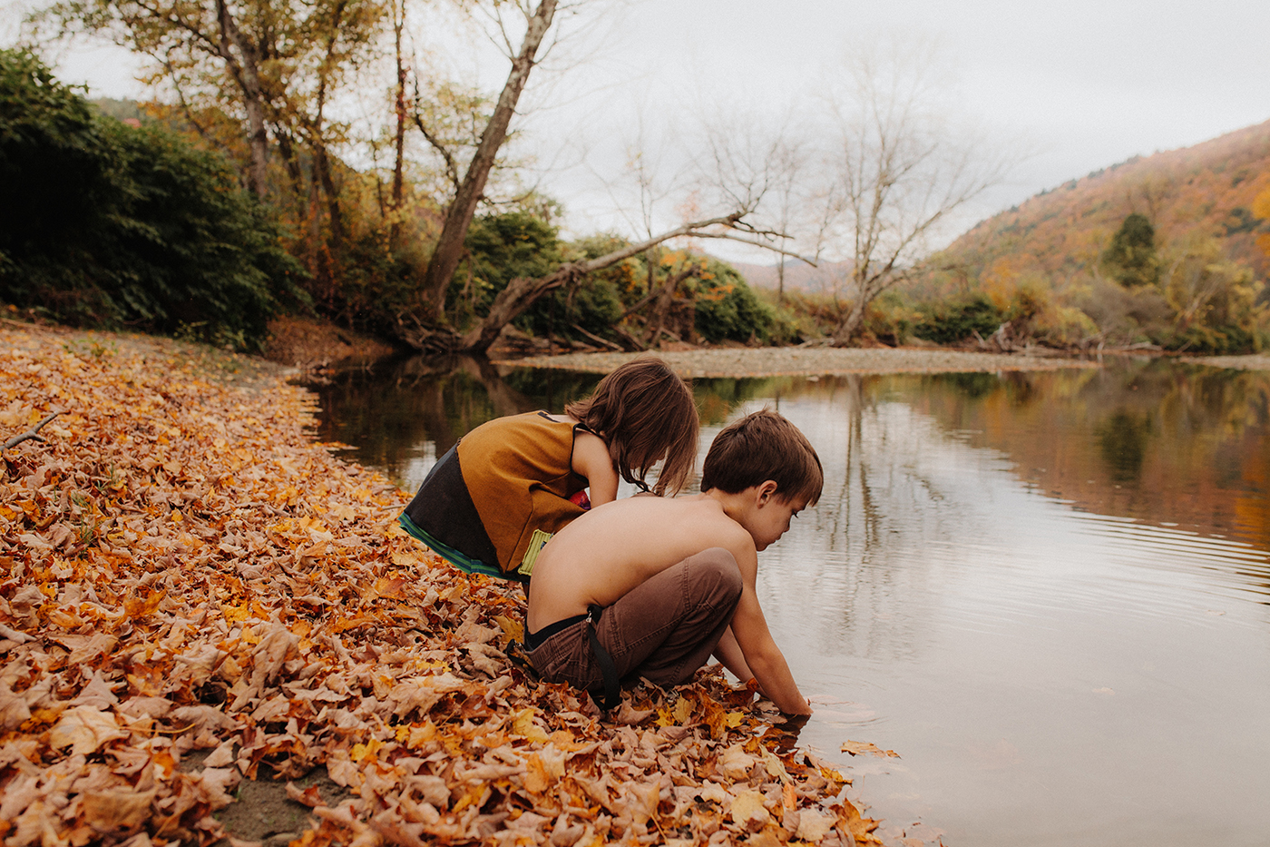 vermont-children-family-portraits-river-autumn-siblings.jpg