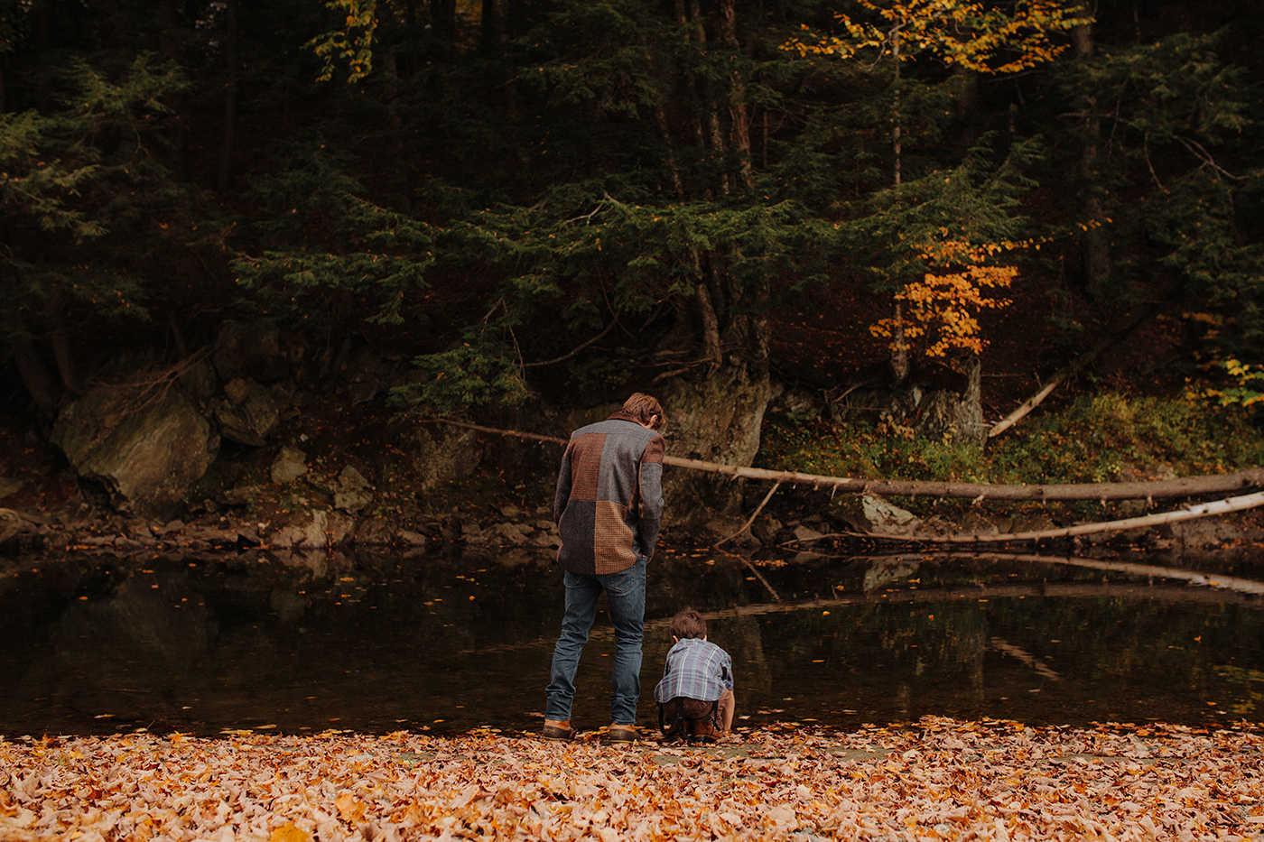 vermont-outdoor-family-portraits-autumn-son-father-river.jpg