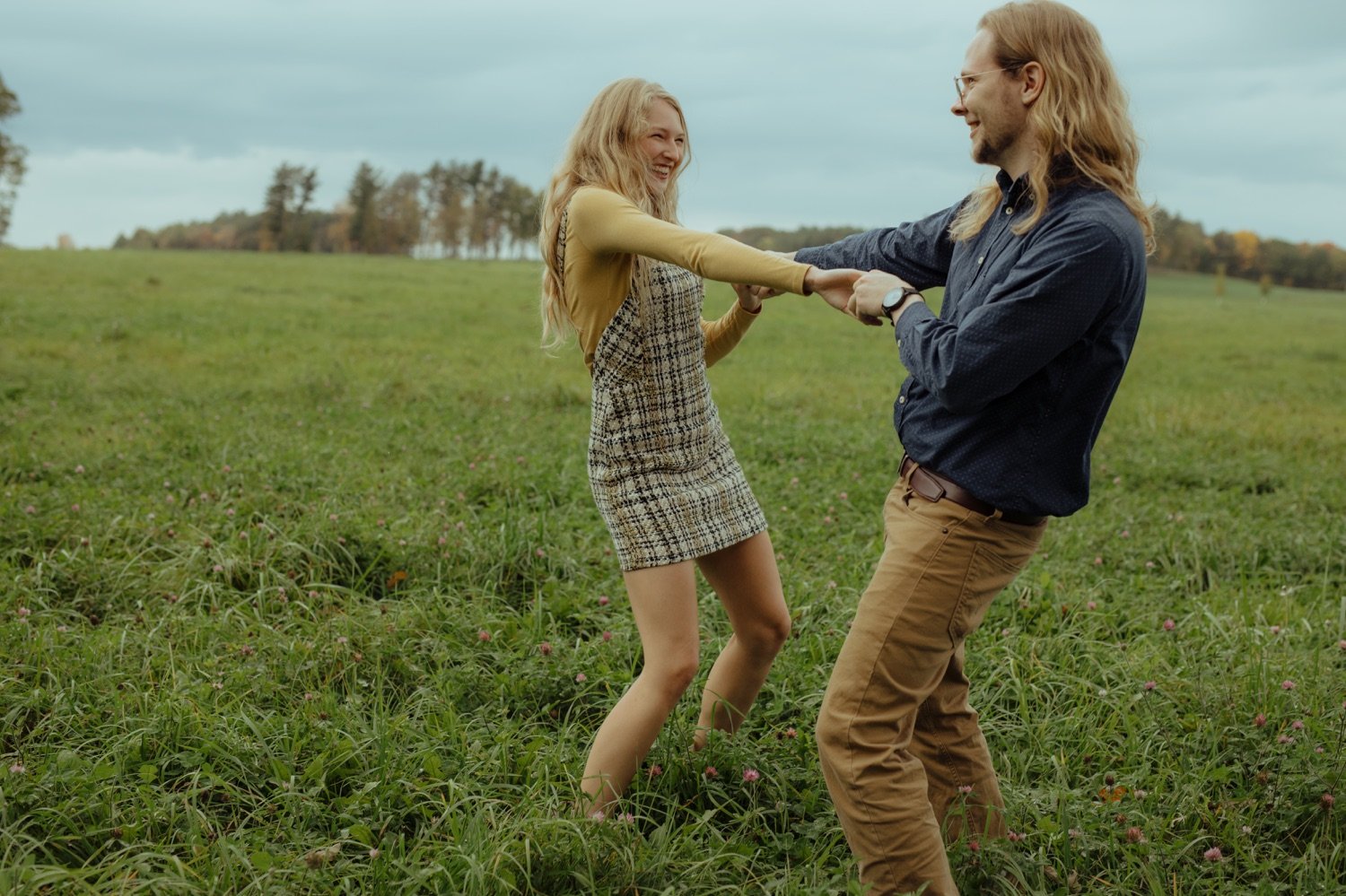 03_fun young couple dancing at shelburne farms vermont .jpg