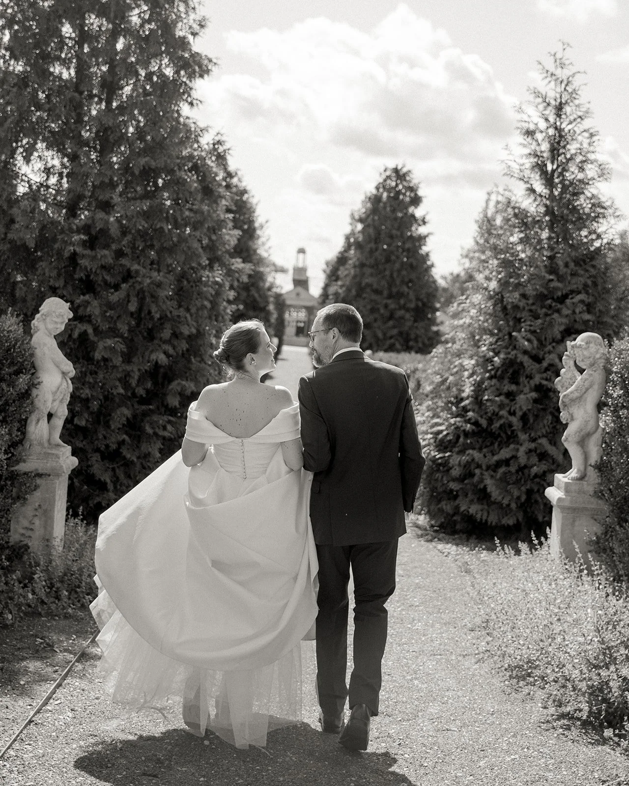 elawa-farm-lake-forrest-illinois-wedding-photographer-documentary-bw.jpg