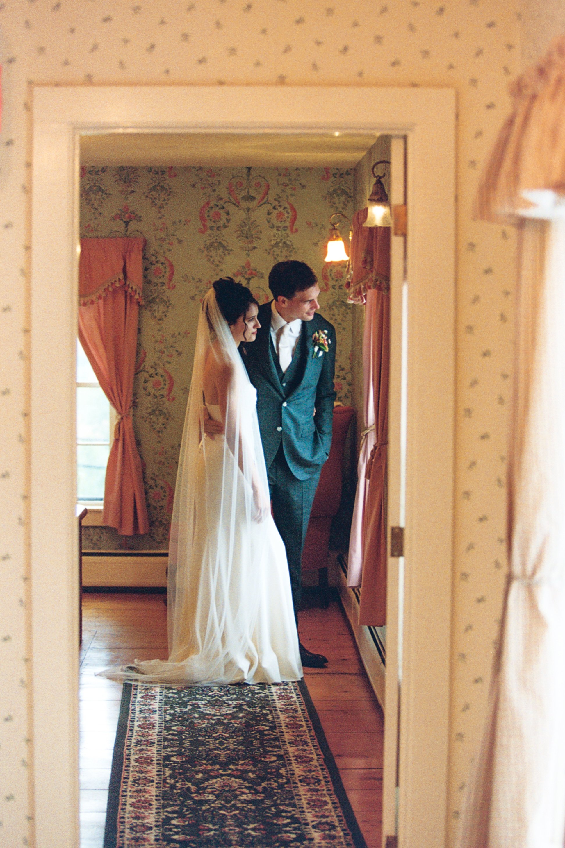 round-barn-inn-vermont-film-wedding-photographer-8.jpg