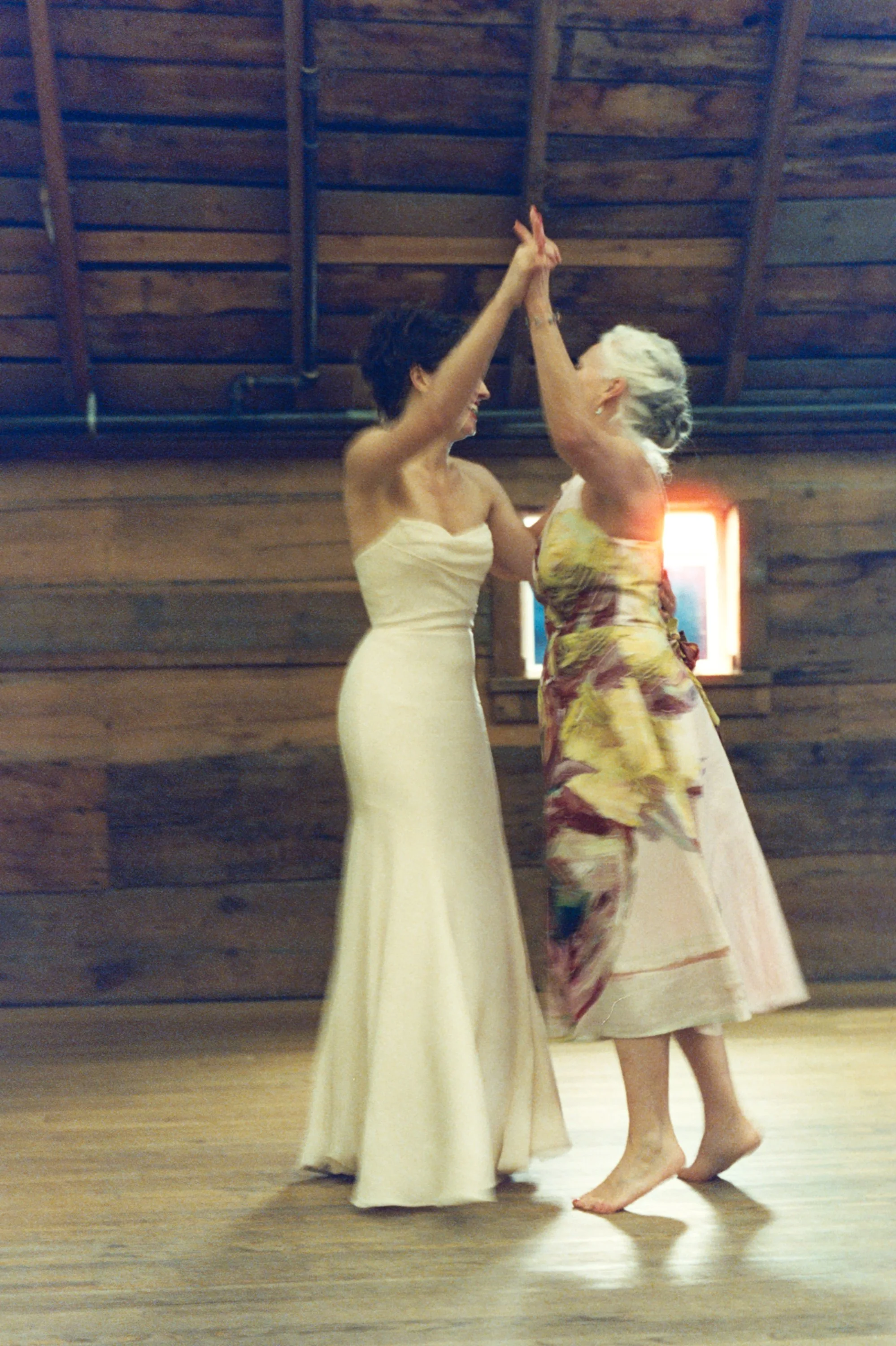 round-barn-inn-vermont-film-wedding-photographer-17.jpg