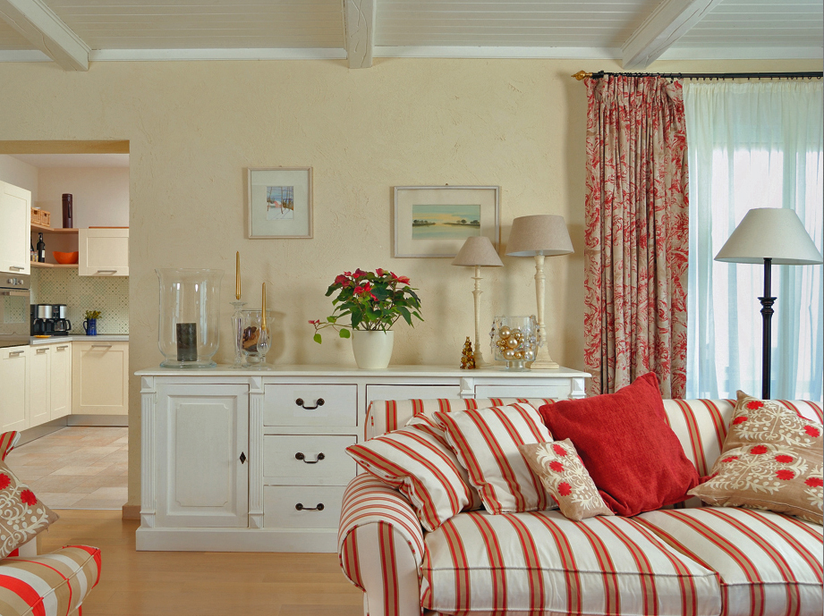 The living room: different stripes, plain fabric and printed fabrics all in same color range. You don't have to be afraid to use to many different fabrics or designs, it make the room look more interesting. Photo Casa Lux