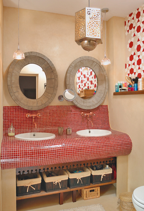 Lots of details to give this bathroom an ethnic touch. Photo Casa Lux
