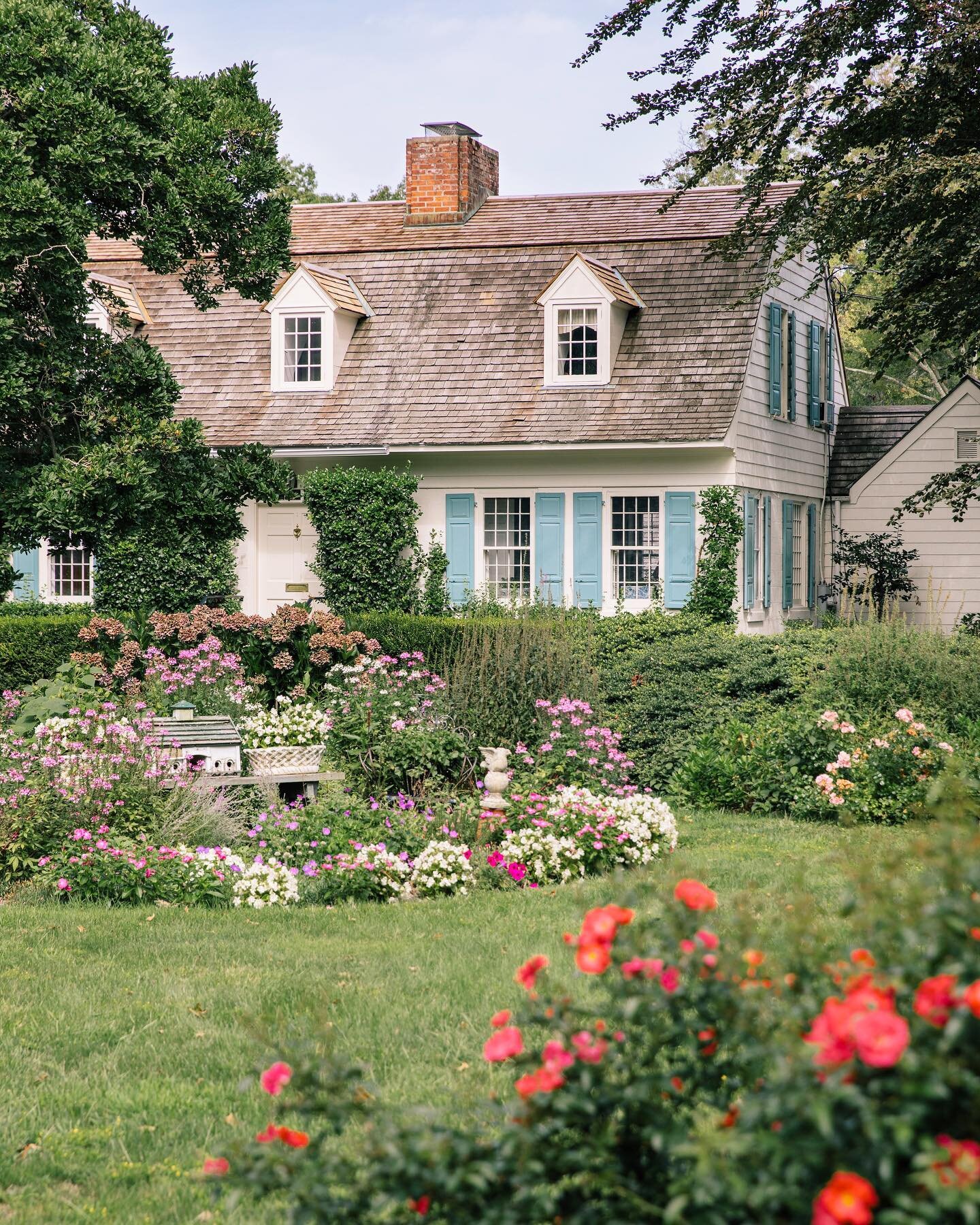 on a quick impromptu day trip to connecticut, i stumbled upon the most charming home worthy of a fairytale. the owner, marlene, was outside gardening and i asked her if i could snap a photo of her home. not only was she so gracious in allowing me to 