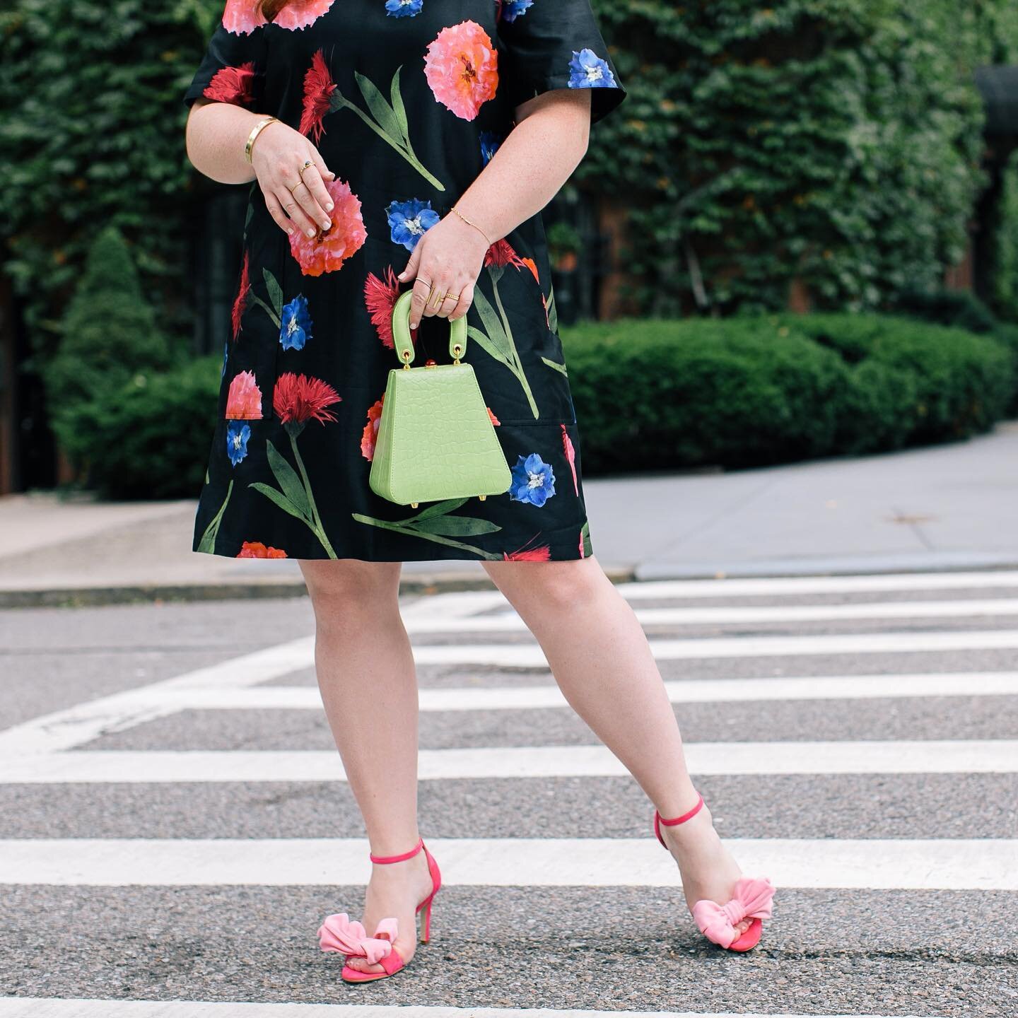 bows before bros 🎀 
&bull;
&bull;
&bull;
@mia_becar @carolinaherrera #pinkshoes #bows #shoes #carolinaherrera #shoeoftheday #floraldress #uppereastside #ootd #nycblogger #fashionblog #fashionblogger #pretaprovost
📸  @lydiahudgens