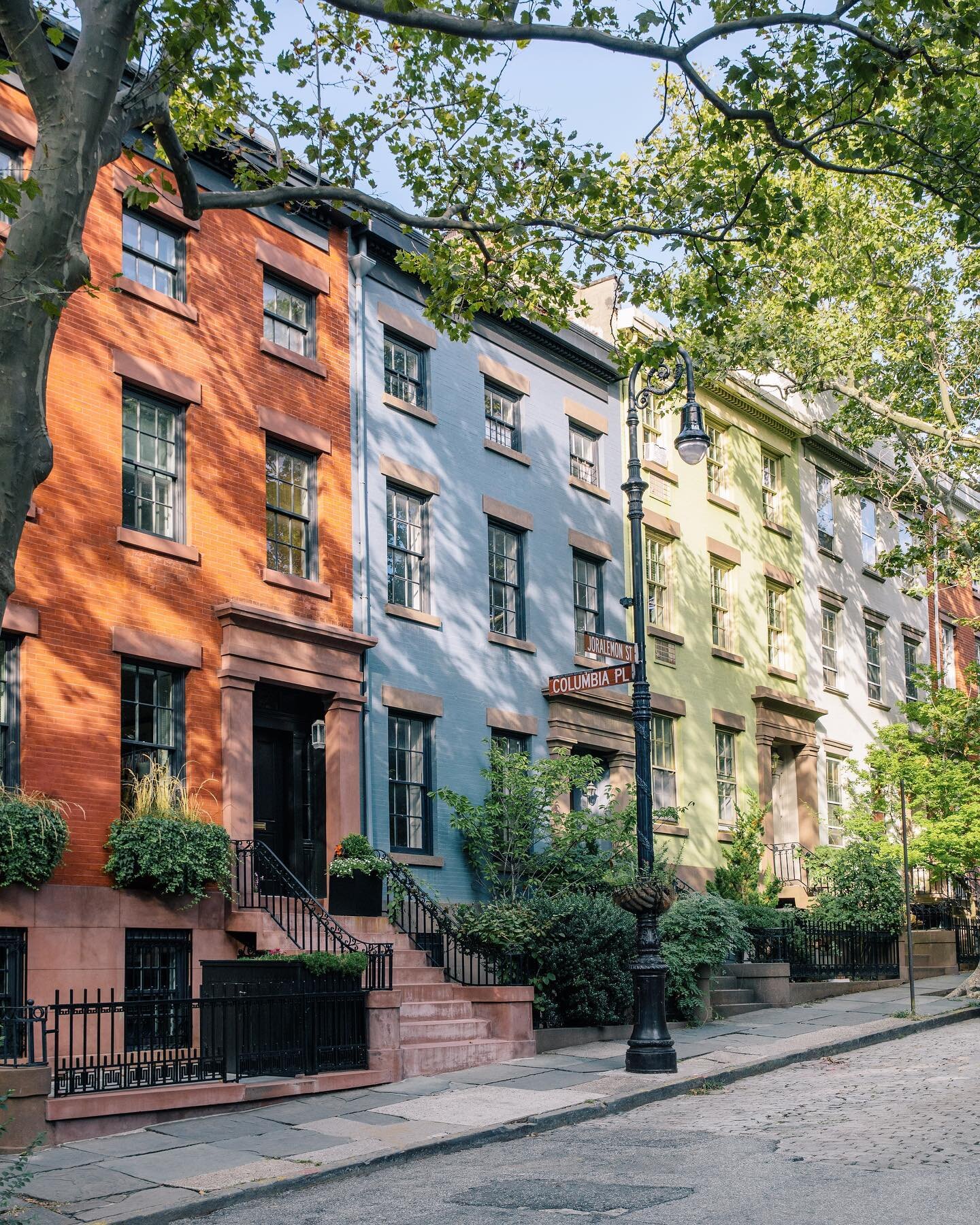 sometimes i go to brooklyn too 😎 
&bull;
&bull;
&bull;
@lovelettertonewyorkcity @dametraveler #lovelettertonyc #dametraveler #dametravelernyc @prettycitiesnewyork #prettycitynewyork #brooklyn #brooklynheights #colorful #townhouse