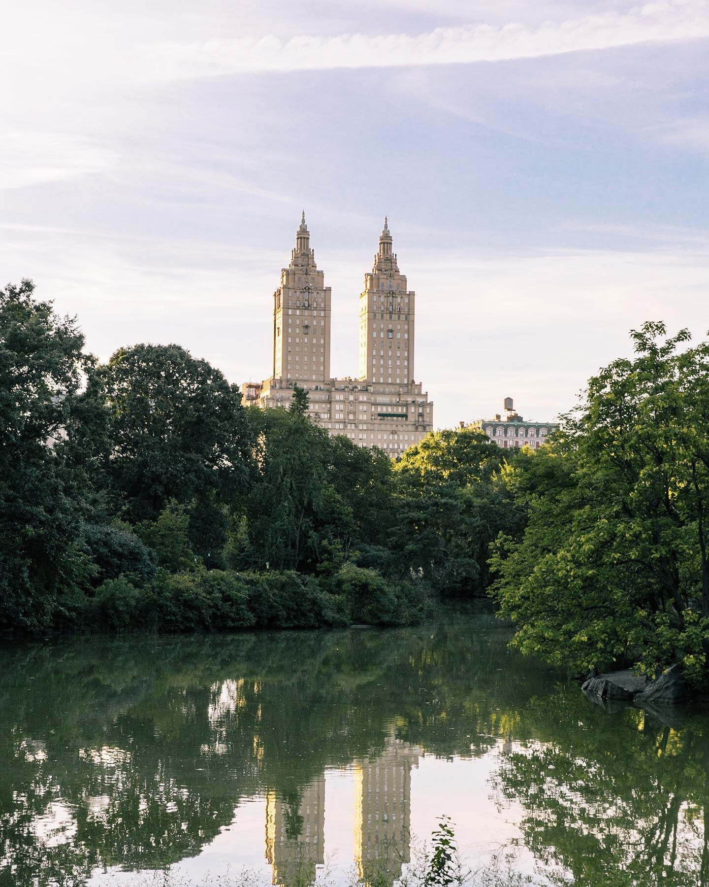 as excited as i am for fall, i&rsquo;m sure going to miss these perfect summer evenings in central park ☀️
&bull;
&bull;
&bull;
#sunset #centralpark #bowbridge #boathouse #centralparkboathouse #summer #nycsummer #summerevening #newyork @loveletterton