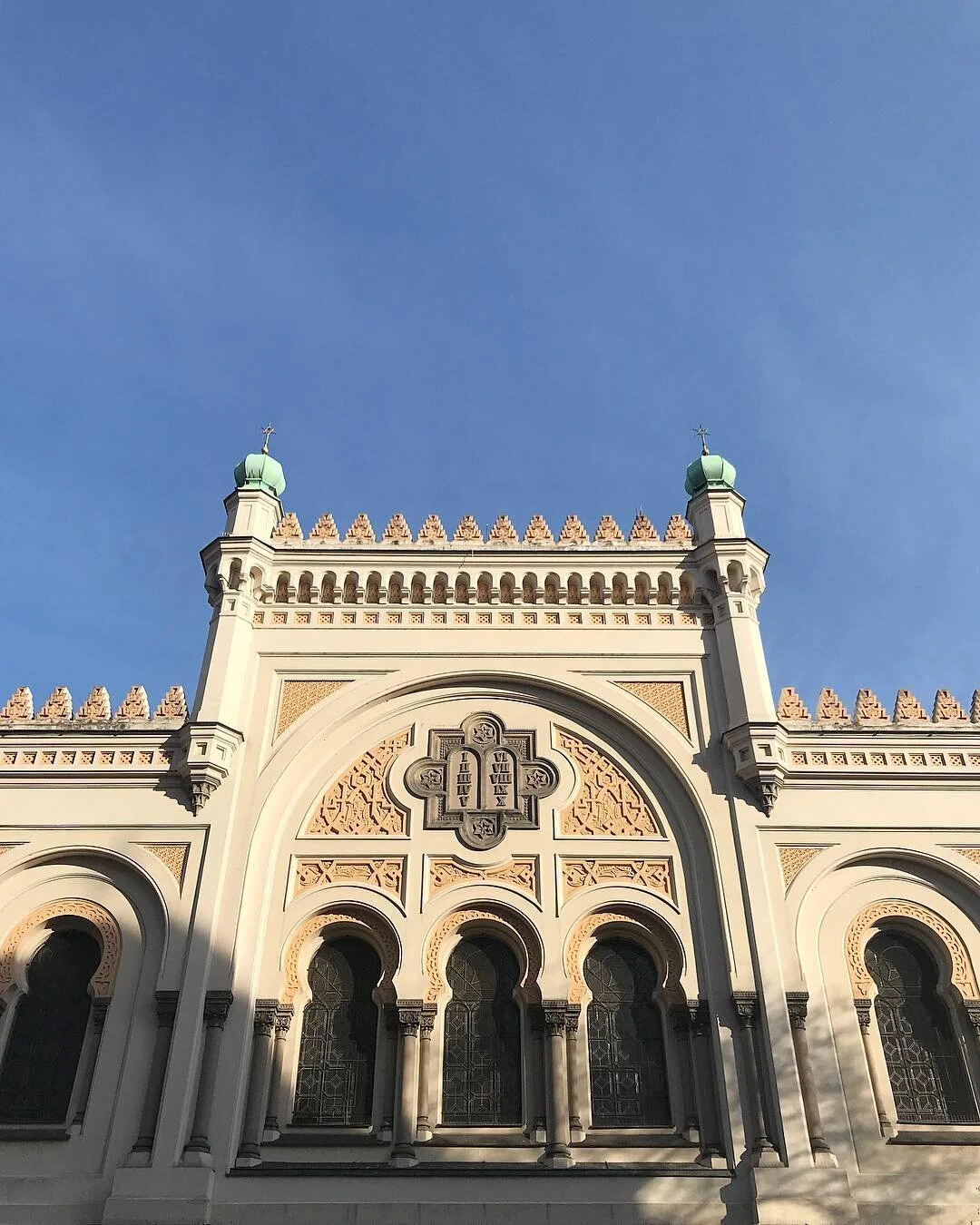 Synagogue | &bull;
.
.
#prague #praha #czechrepublic #architecture #building #cityscene #sights #plottingmywaythroughlife #traveling #wanderlust #outdoor #shadows #architecturestyle