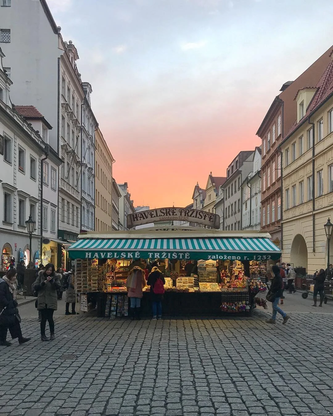 The market | &bull;
.
.
#prague #praha #czechrepublic #dailylife #touristplaces #streetscenes #streetlife #cityscene #sunset #dusk #outdoor #plottingmywaythroughlife