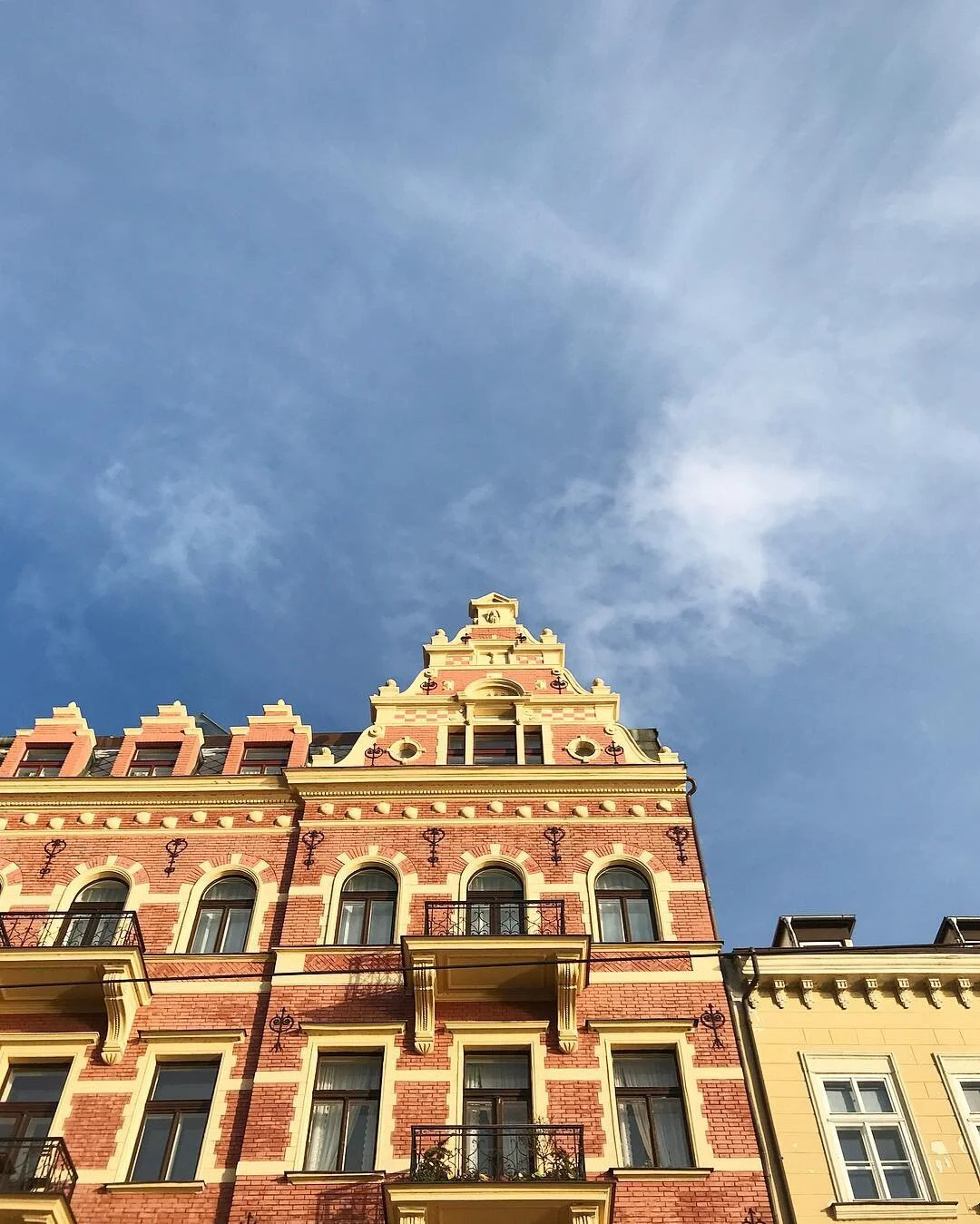 Building blues | &bull;
.
.
#prague #praha #czechrepublic #architecture #buildings #streetscenes #cityscenes #cityscapes #outdoor #blueskies #wintertravels #wanderlust #mundanebeauty #lookup