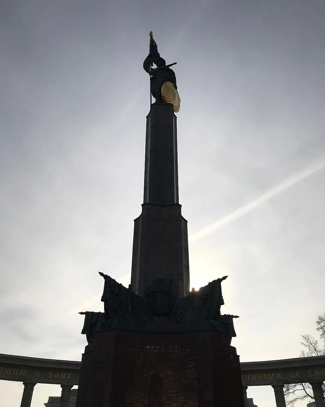 Memorial | &bull;
.
.
#austria #vienna #wien #backlit #silhouettes #outdoor #monument #memorial #plottingmywaythroughlife #travel #wanderlust