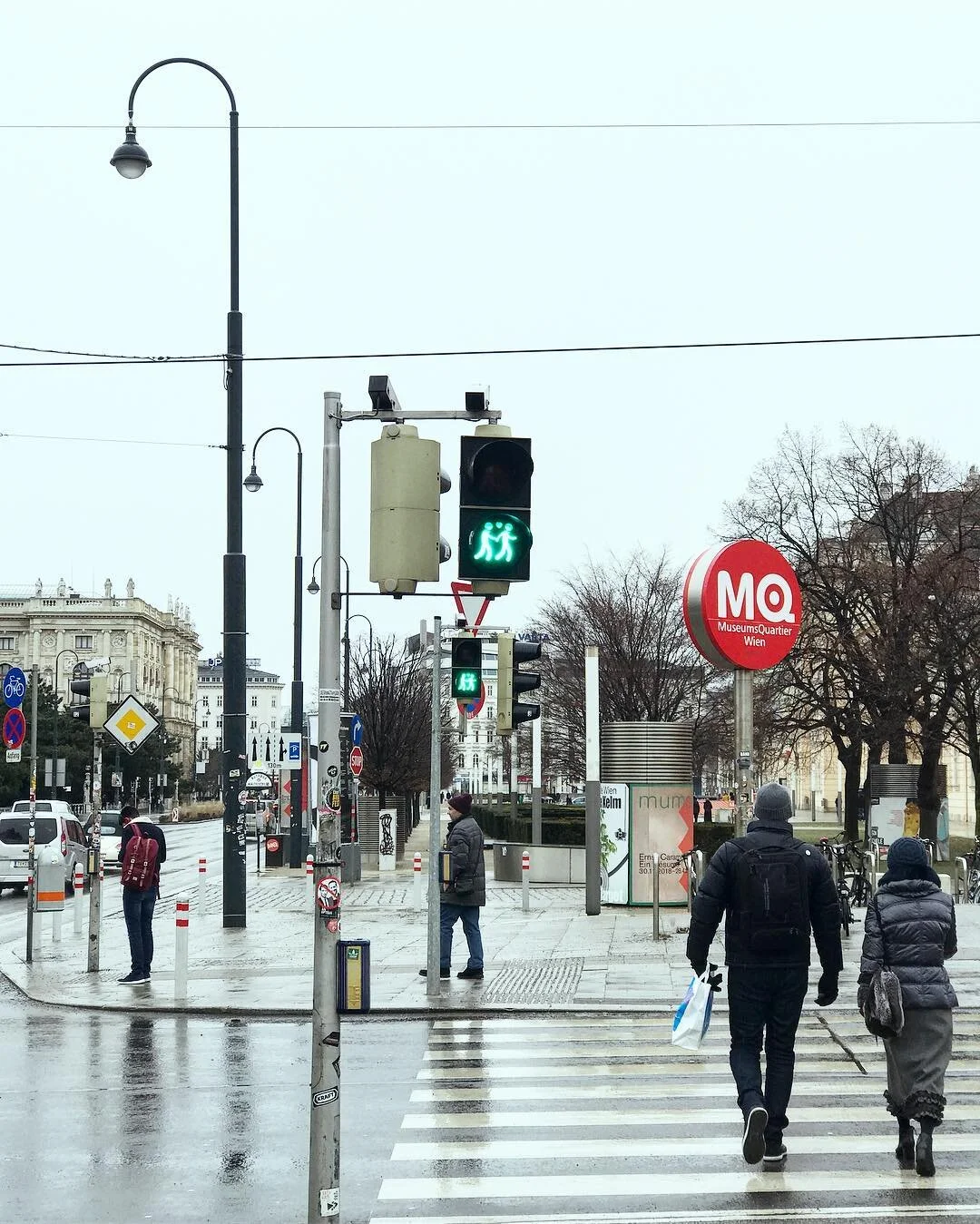 Love is in the air | &bull;
.
.
#austria #vienna #wien #trafficlights #viennaispretty #cityscene #cityscape #urbanqualities #urban #streets #streetlife #citystreets #traveling #wanderlust #plottingmywaythroughlife