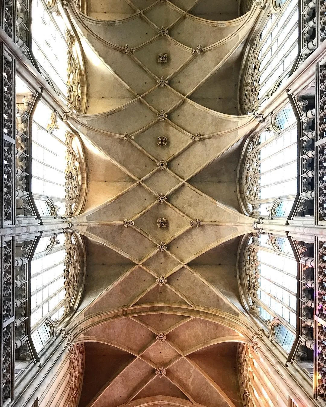 Ceiling patterns | &bull;
.
.
#prague #praha #czechrepublic #architecture #building #design #cathedral #ceilingdesign #structure #reflectedceilingplan #stvituscathedral