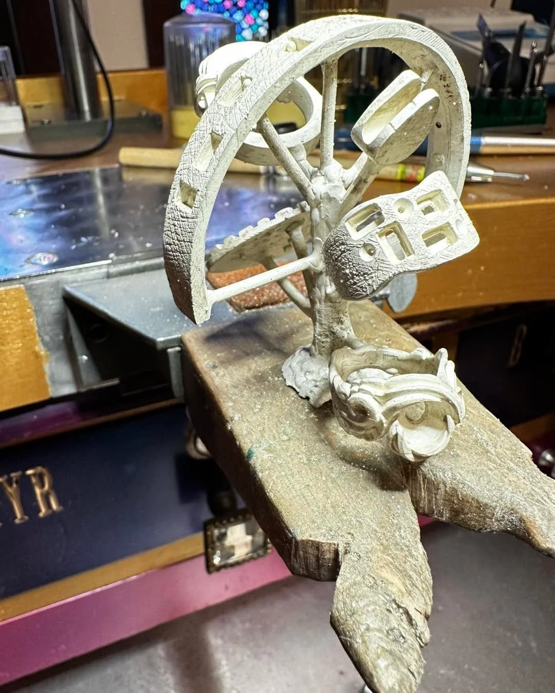 I spent most of yesterday preparing waxes and casting! I threw 122 grams of sterling silver and 17 grams of 14k gold. Some beautiful things are going to get finished here soon!!

#highjewelryartist #customjeweler #waylonrhoads #luxury #jewelrydesigne