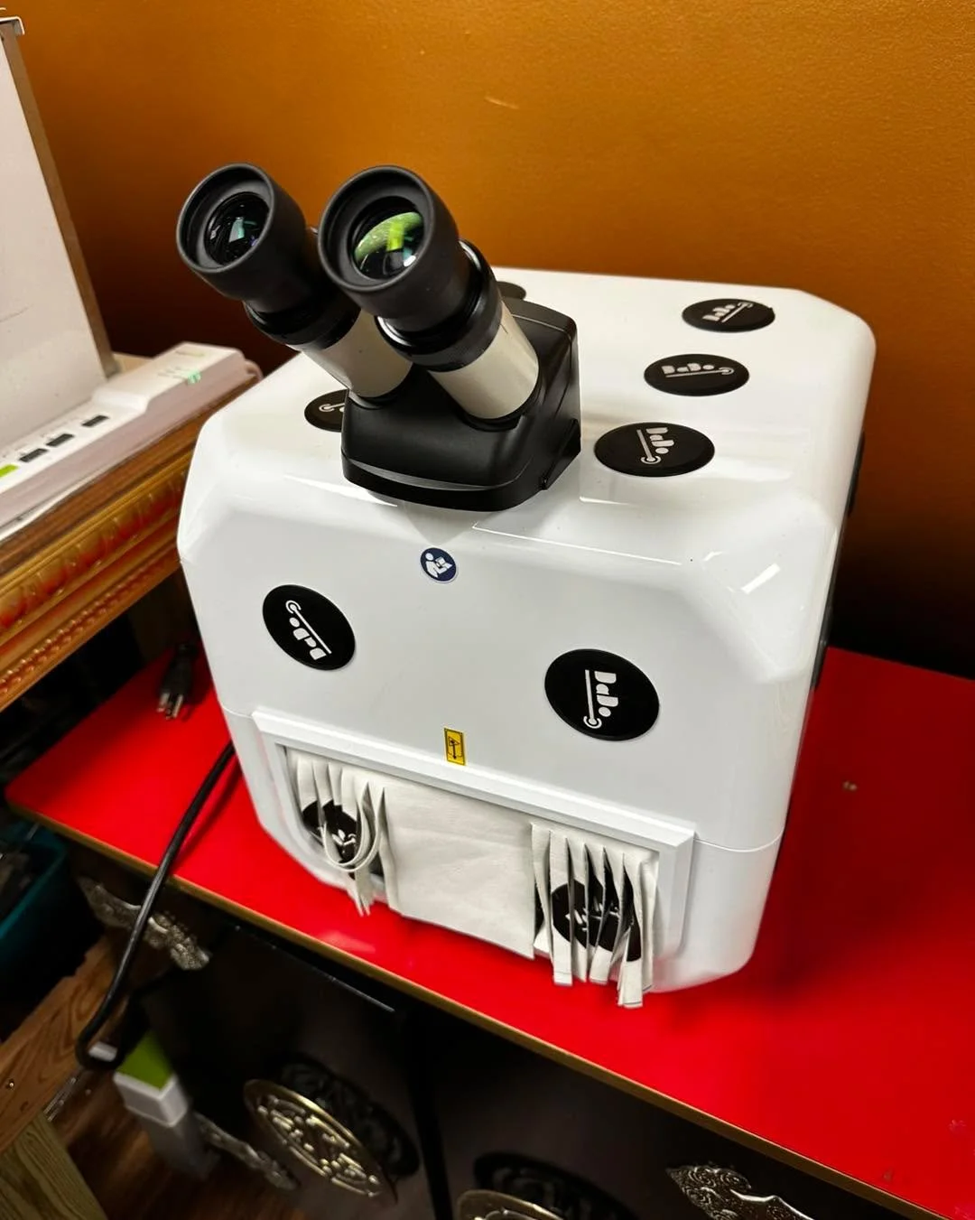 I am super stoked to get my little Dado laser welder up and running again!! I feel like a laser surgeon now!! 

#personaljeweler #jewelrydesigner #jewelrylover #luxury #waylonrhoadsjewelry #jewelrymaker #jewelrymaking #waylonrhoads #customjeweler #Th