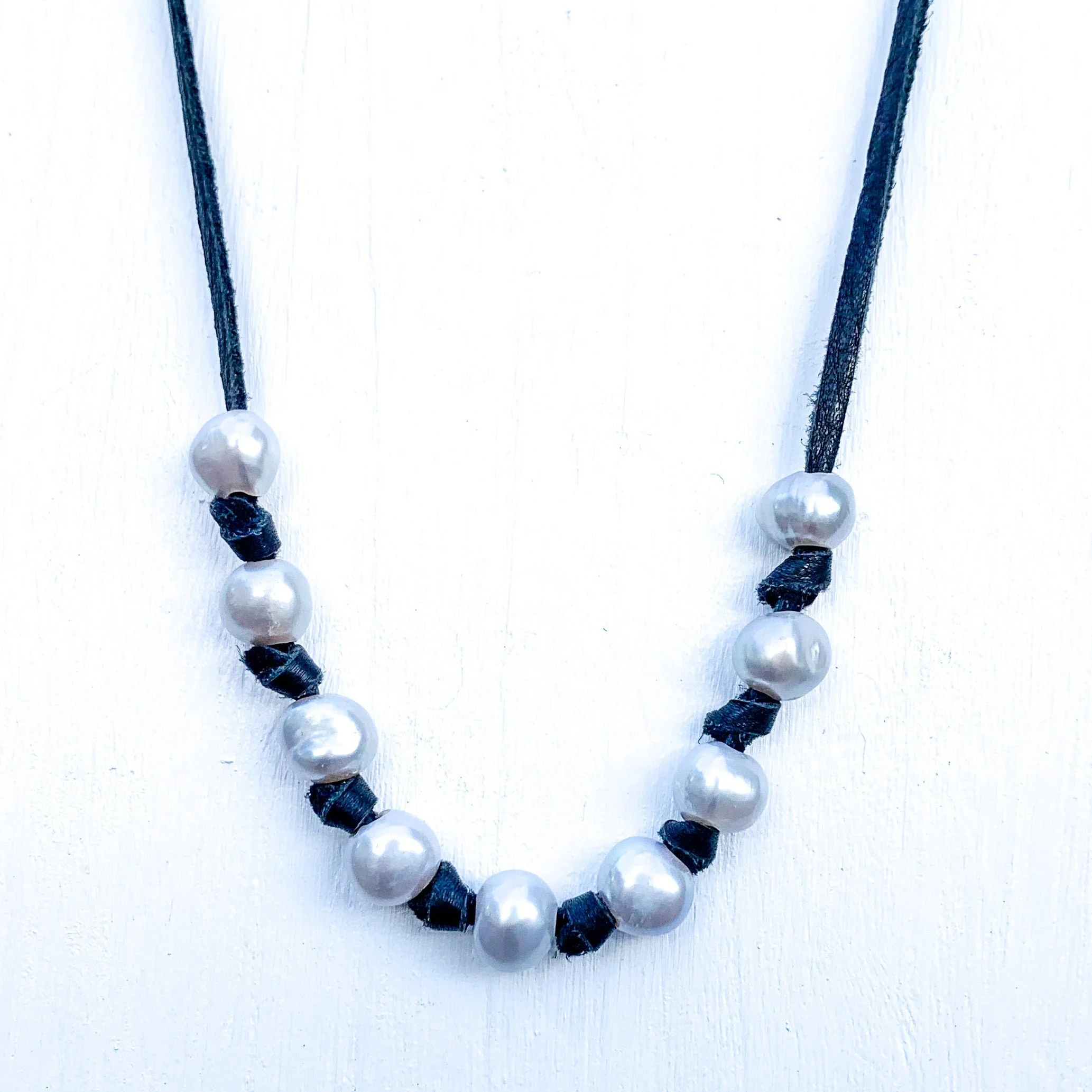 black_silverpearlchoker.jpg