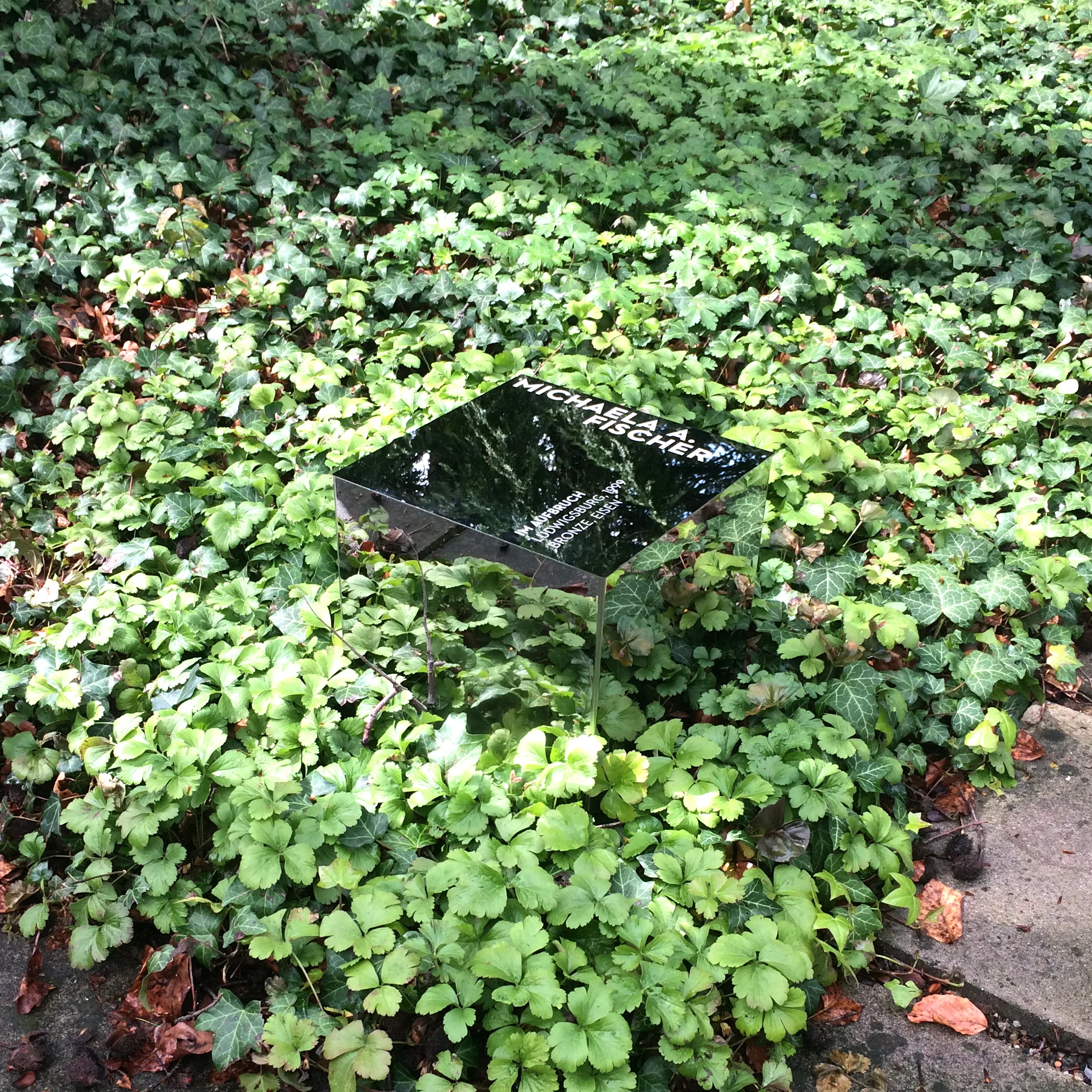 Große, lesefreundliche Beschriftungen ohne visuelle Konkurrenz zur Skulpturen-Aufstellung: Die entwickelte Installation verbindet konträre Anforderungen - abhängig vom aktuellen Standpunkt der Besucher. 