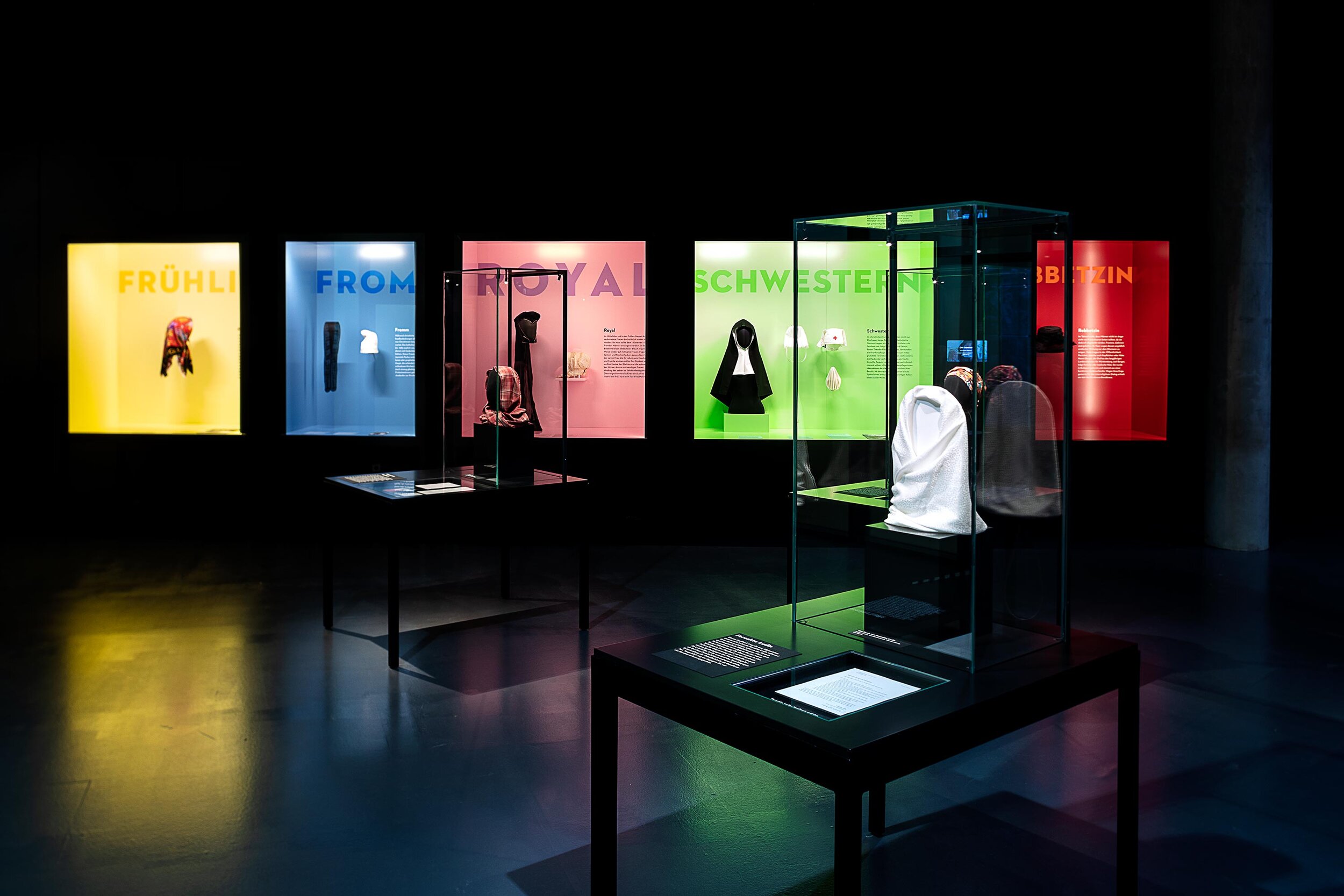   Hut ab! Pickelhaube, Pussyhat und andere Kopfgeschichten.    Haus der Geschichte Baden-Württemberg, 2019  