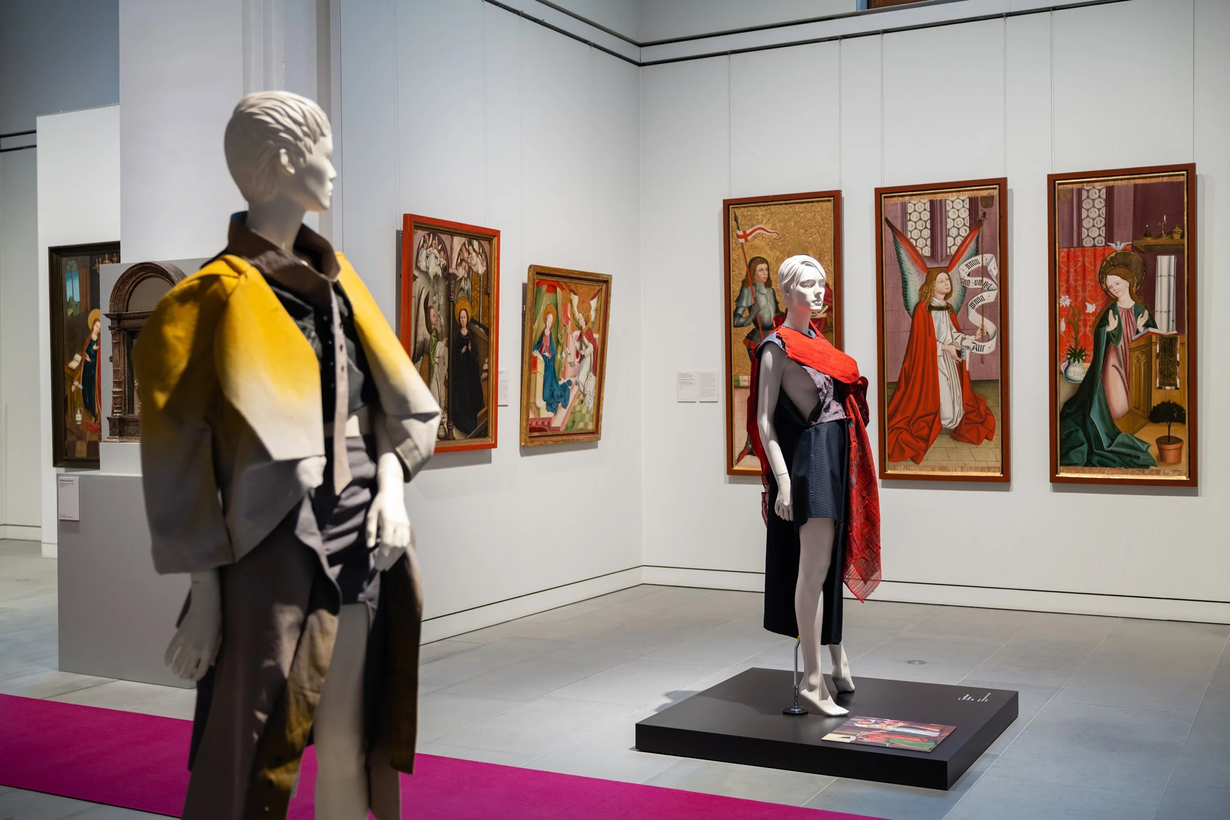   Shaping Faith – Fashioning Splendour. Glauben formen – Pracht gestalten.   Diözesanmuseum Rottenburg. 2022  Abbildungen: © Diözesanmuseum Rottenburg Fotos: die arge lola / Kai Loges und Andreas Langen 