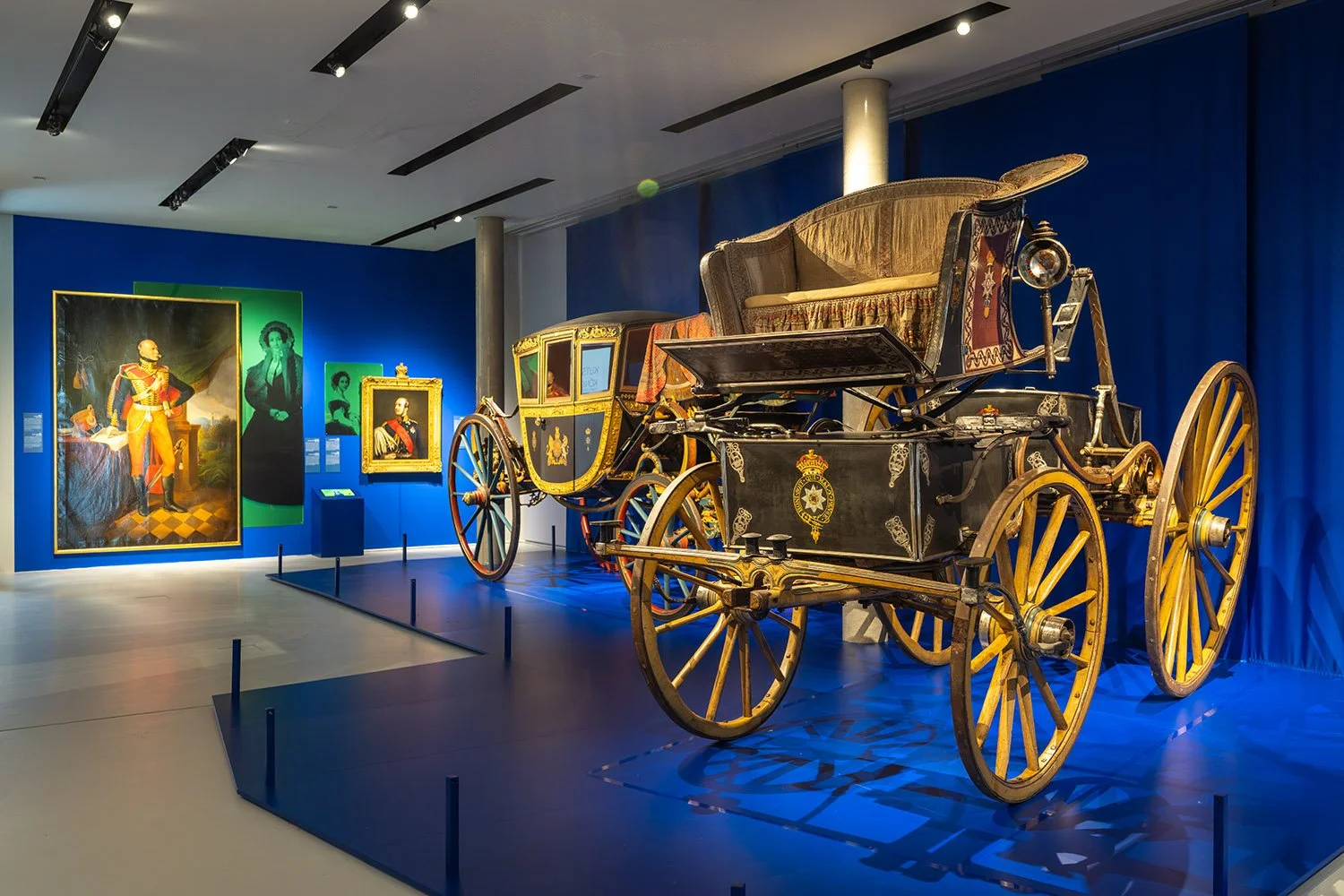   Vier Kutschen, ein Königreich / Die Herrenhäuser Gärten    Historisches Museum Hannover und Herrenhäuser Gärten, Schloss Herrenhausen, Hannover, 2025  