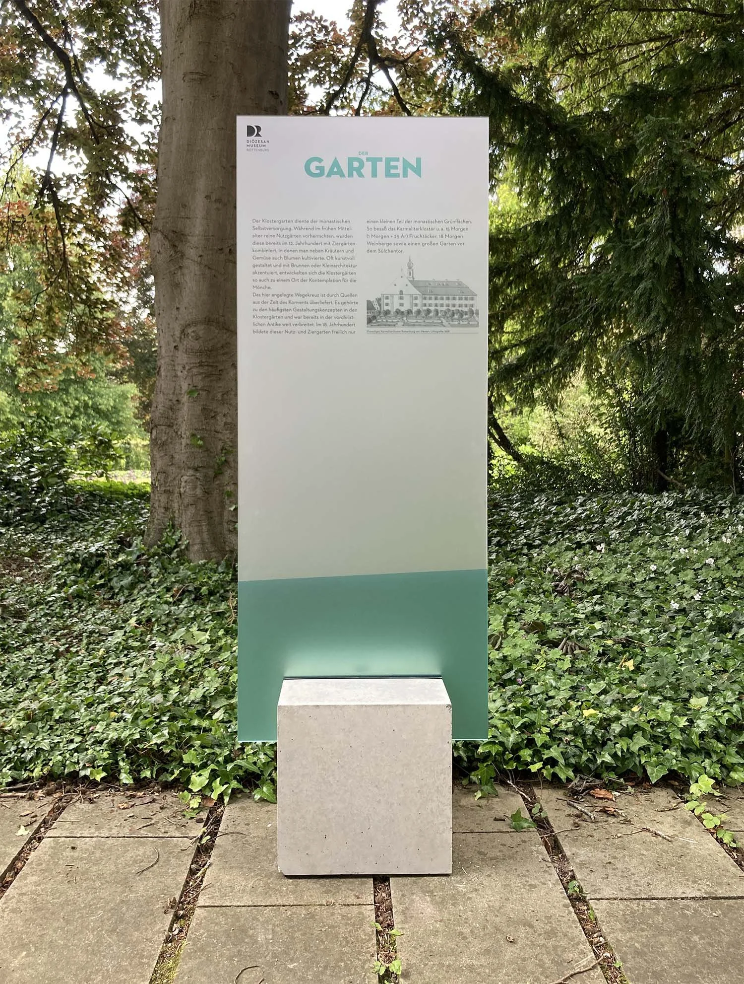  Wetterfestes  Beschriftungssystem  im Klostergarten des Diözesanmuseum Rottenburg, 2024  Eine Hommage an das ikonische Ausstellungsdesign von Lina Bo Bardi. 