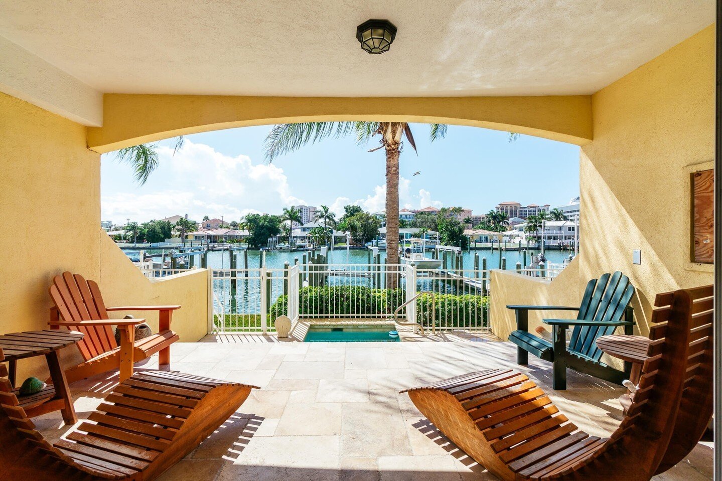 As a dedicated real estate photographer, I'm passionate about capturing the essence of Tampa homes in their best light, and today I'm sharing my insights on the best times to get those stunning shots. 📸⁠
⁠
First up, golden hour! 🌅 This magical time