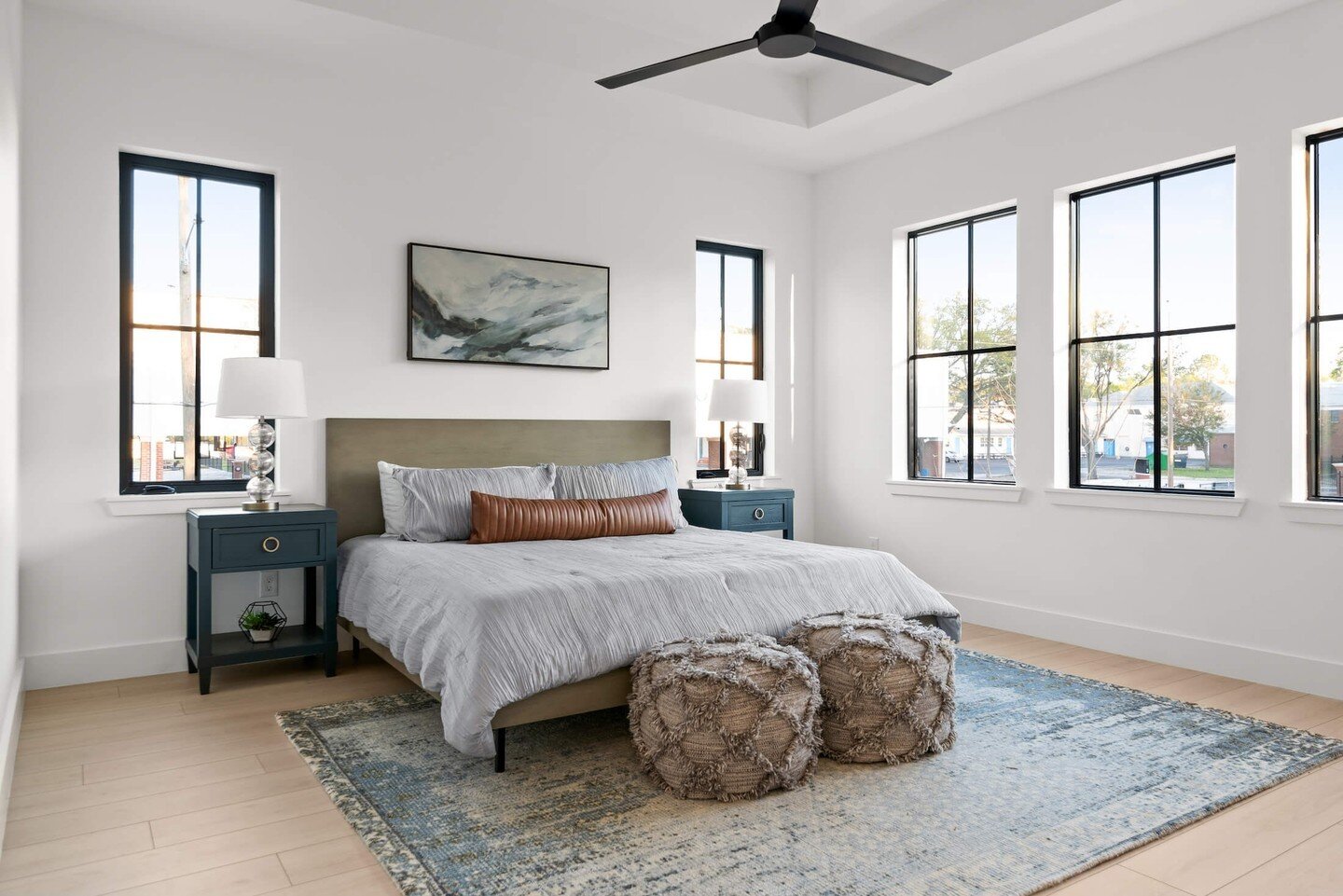 Are you a fan of light and bright bedrooms, or more muted and cozy ones? I can go either way! Regardless of the bedroom's style, cleaning out all the clutter, opening windows, and making the bed go far in presenting the space in its best light. 📸🌟