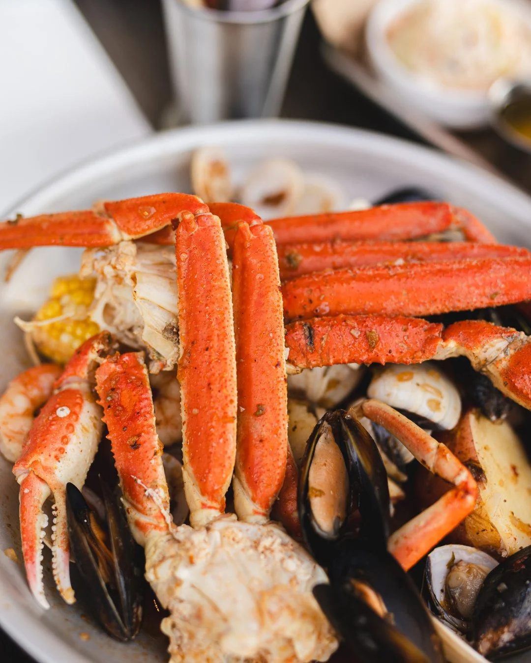 No grill? No problem. 🍺🦞 This Father&rsquo;s Day, give Dad what he really wants: cold beer and a boil stacked with the good stuff.⁠
🌽 Texas corn⁠
🥔 Red potatoes⁠
🌶️ Andouille sausage⁠
🧀 Jalape&ntilde;o hushpuppies⁠
+ his pick of crab, shrimp, m