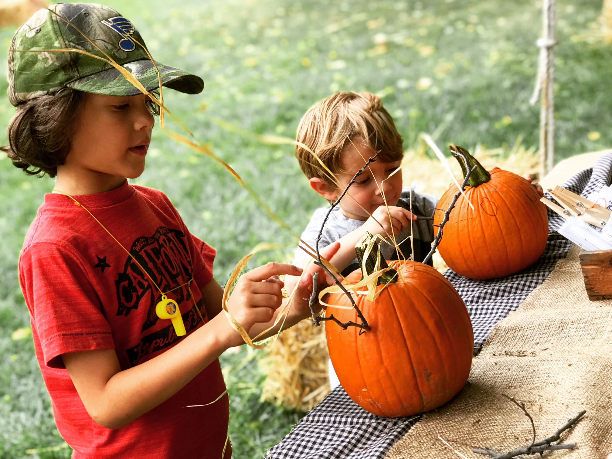 Kids Decorating Pumpkins_7426.jpg