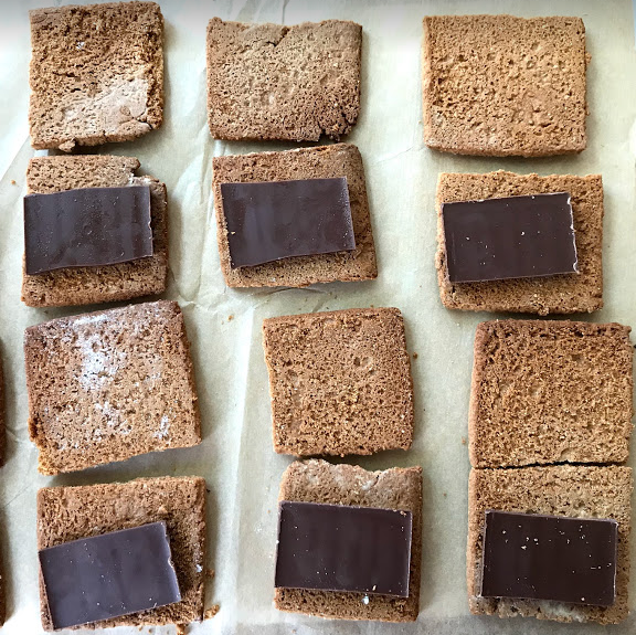 ASSEMBLE CRACKERS WITH BROKEN CHOCOLATE BARS ON ONE HALF