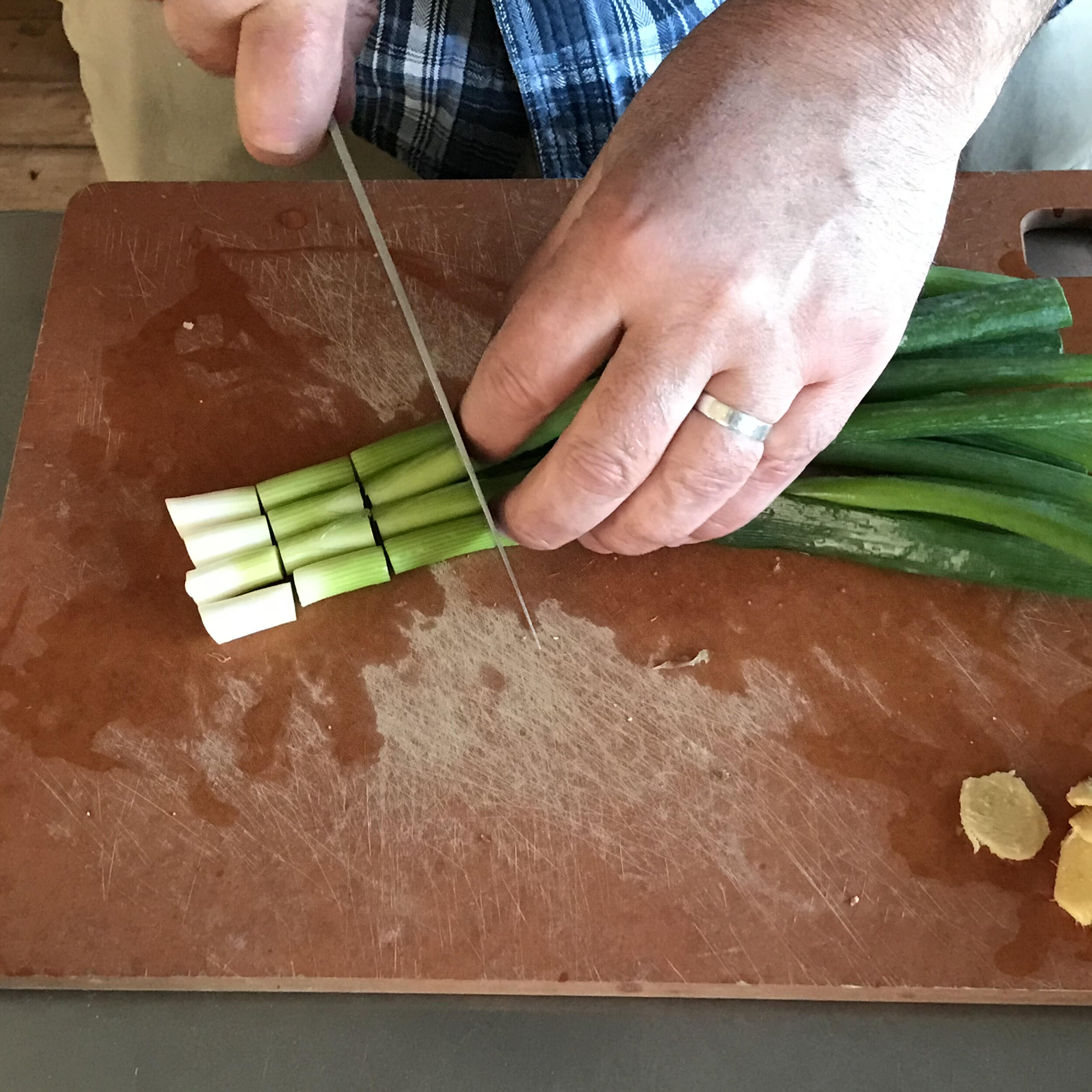4. Cut stem portion of scallions into 1-inch pieces.