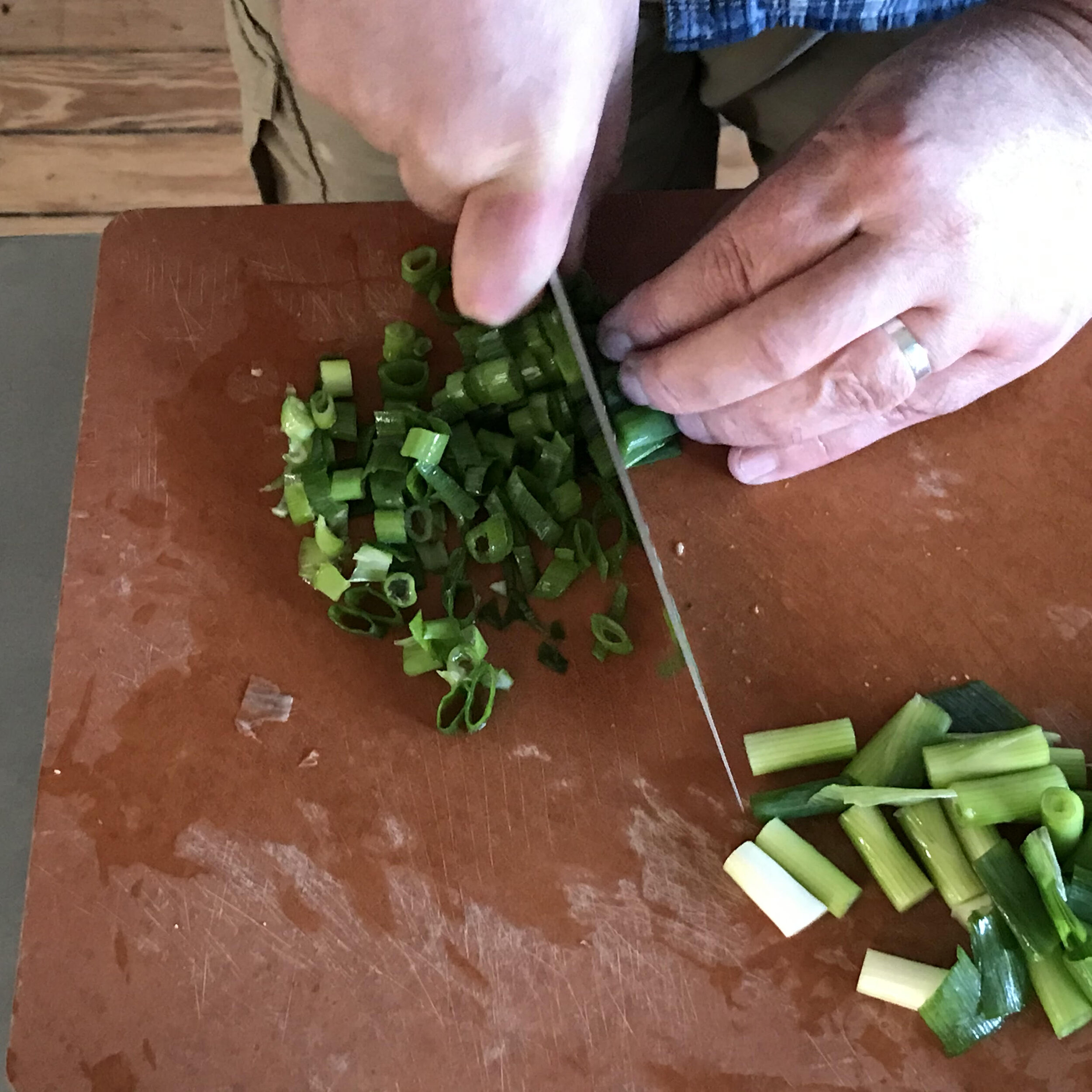 5. Cut green portion thinly for garnish.