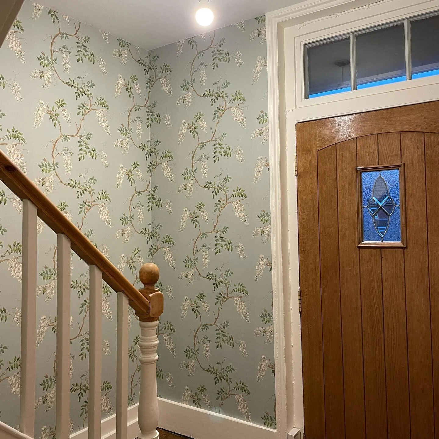 Bit of a tricky wallpaper hanging job, but it&rsquo;s done 😍

#wallpaperhanging #wallpaper #wysteria #countrycottage #cottagecore #wiltshirelife