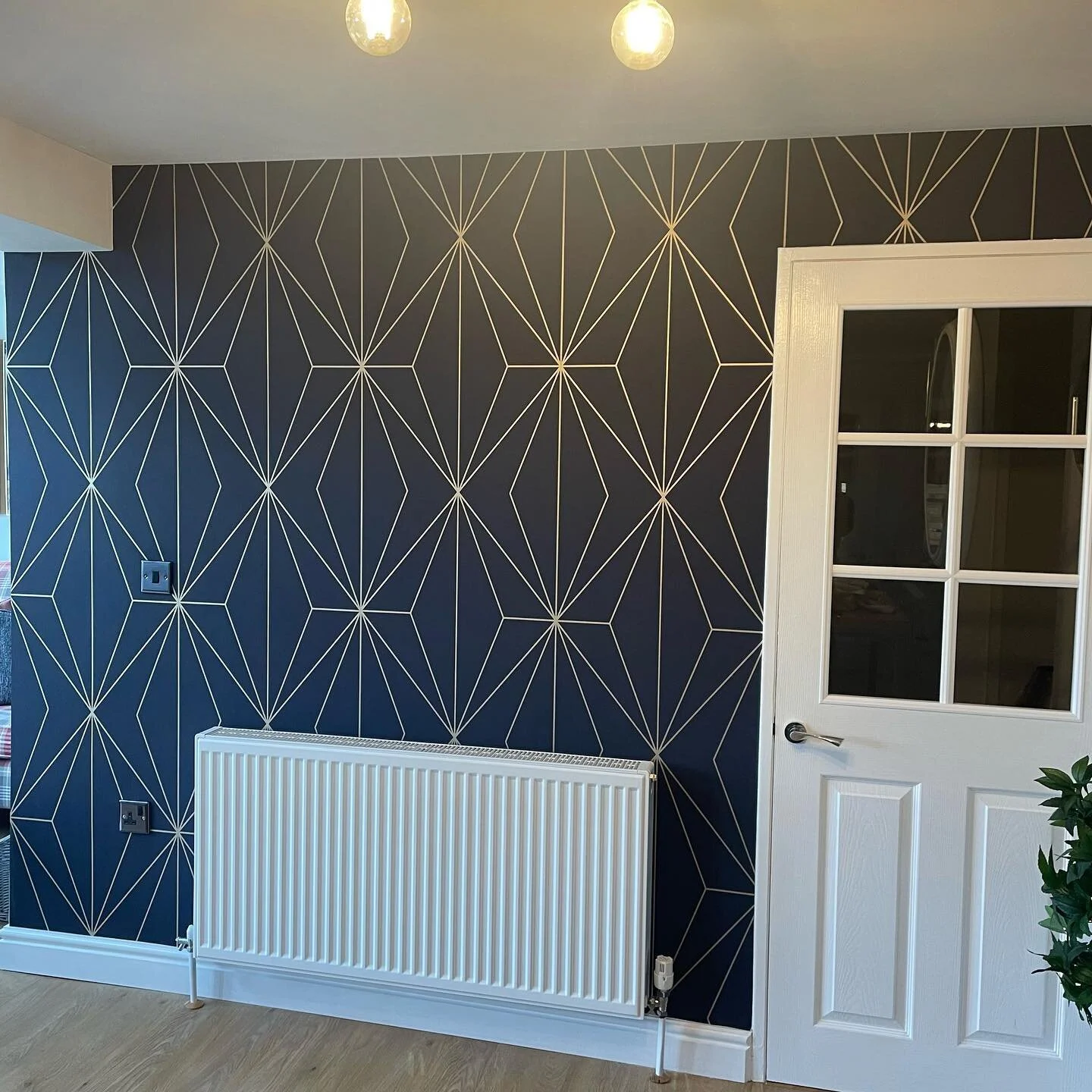 Little Friday paper hanging job

#wallpaper #featurewall #grahamandbrown #next