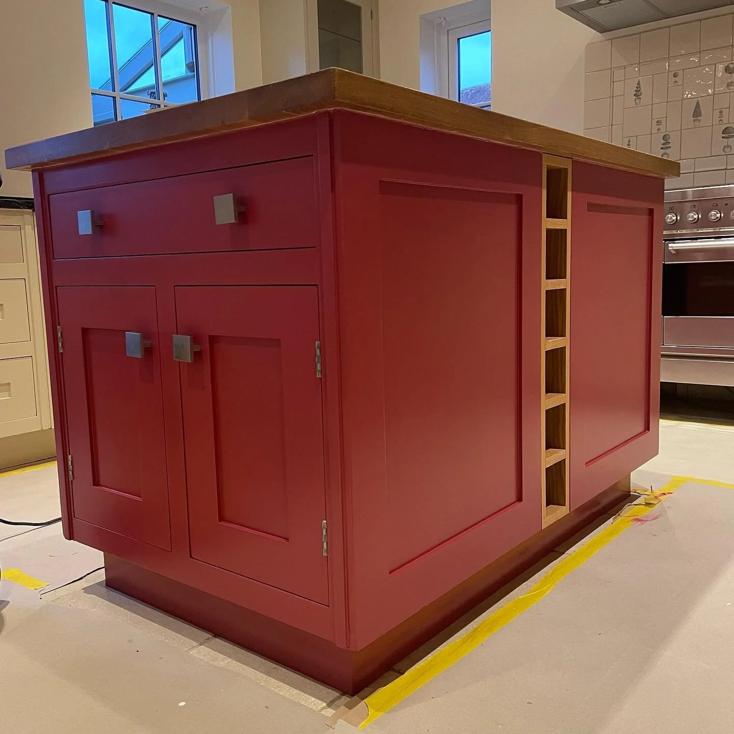 Little peak at this weeks job, repainting a kitchen in Alton Barnes 

#kitchencabinets #kitchenpainting #kitchenisland #handpaintedkitchen #twofussyblokes #staalmeester
