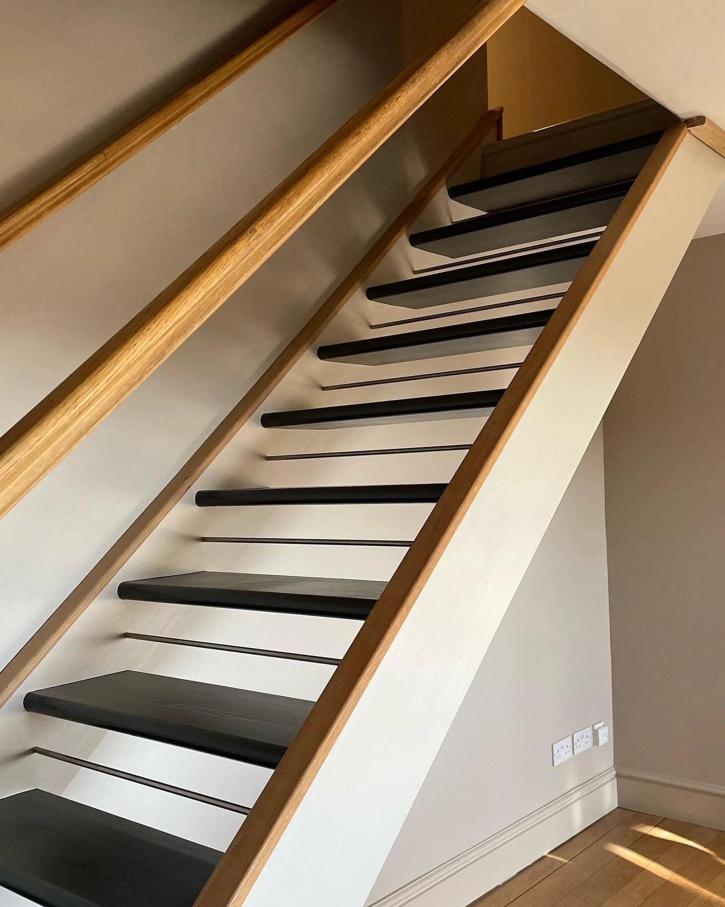 Part of a job completed in Pewsey this week. The stairs where made from pine, with oak trim, so the customer wanted the pine sections painted.

Paint used was @littlegreenepaintcompany floor paint

#paintedstairs #floorpaint #littegreenpaintcompany #