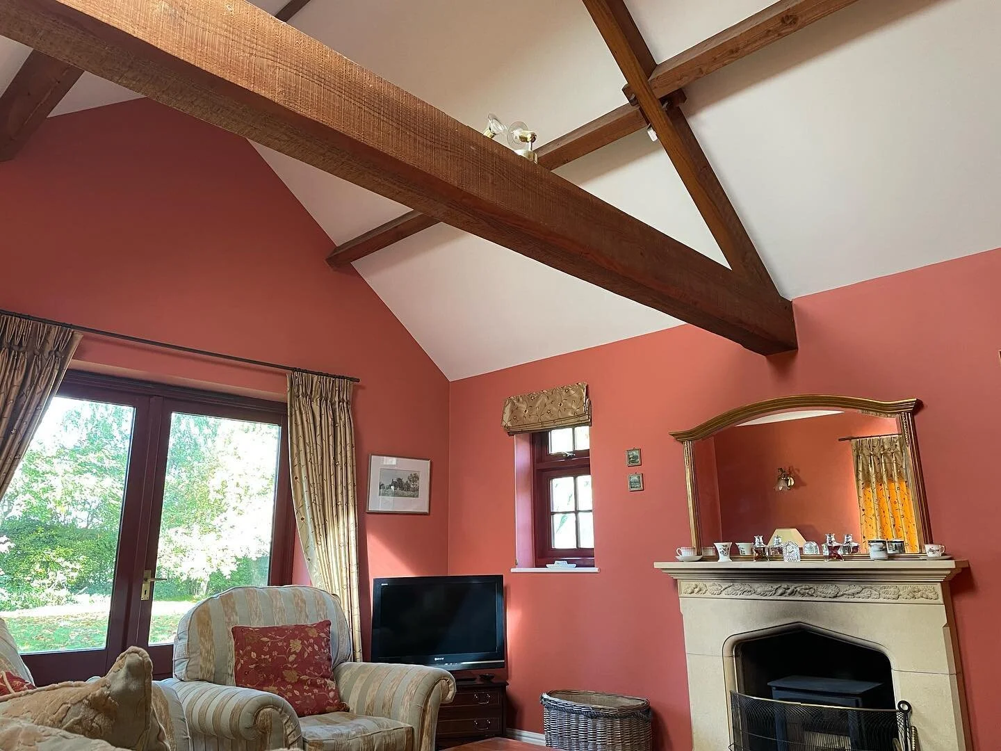 Just finished this lovely bungalow near Devizes. Colour is Claret by @benjaminmooreuk 

#decorator #devizes #painteranddecorator #claret #benjaminmoore #paintlikenoother