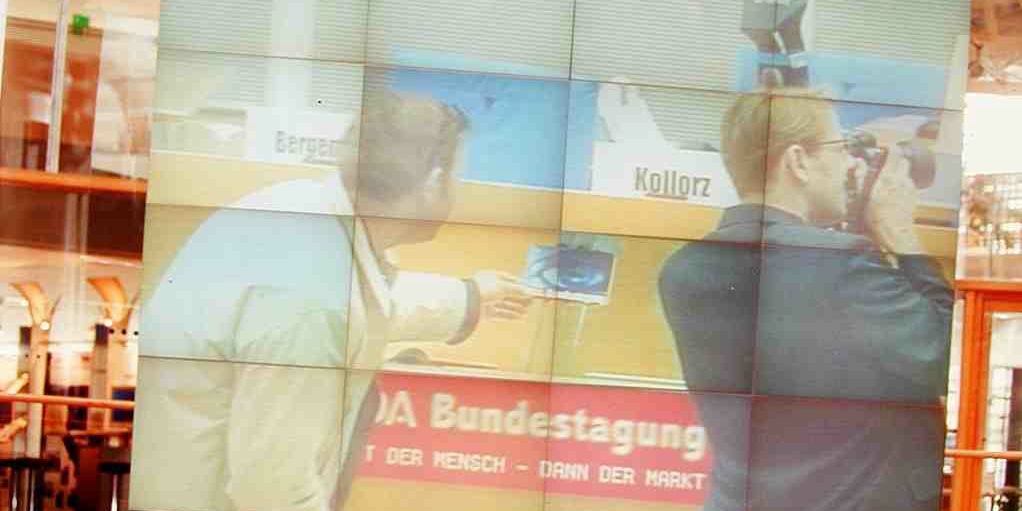 Auf diesem Blid stehe ich mit keinem Geringeren als Philipp S. Husemann - DEM Werber-Urgestein bei hdca.de am Redepult des nunmehr ehemaligen Deutschen Bundestages.