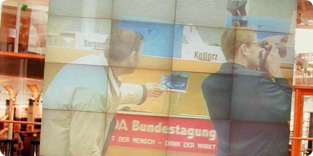 Auf diesem Blid stehe ich mit keinem Geringeren als Philipp S. Husemann - DEM Werber-Urgestein bei hdca.de - am Redepult des Deutschen Bundestages.