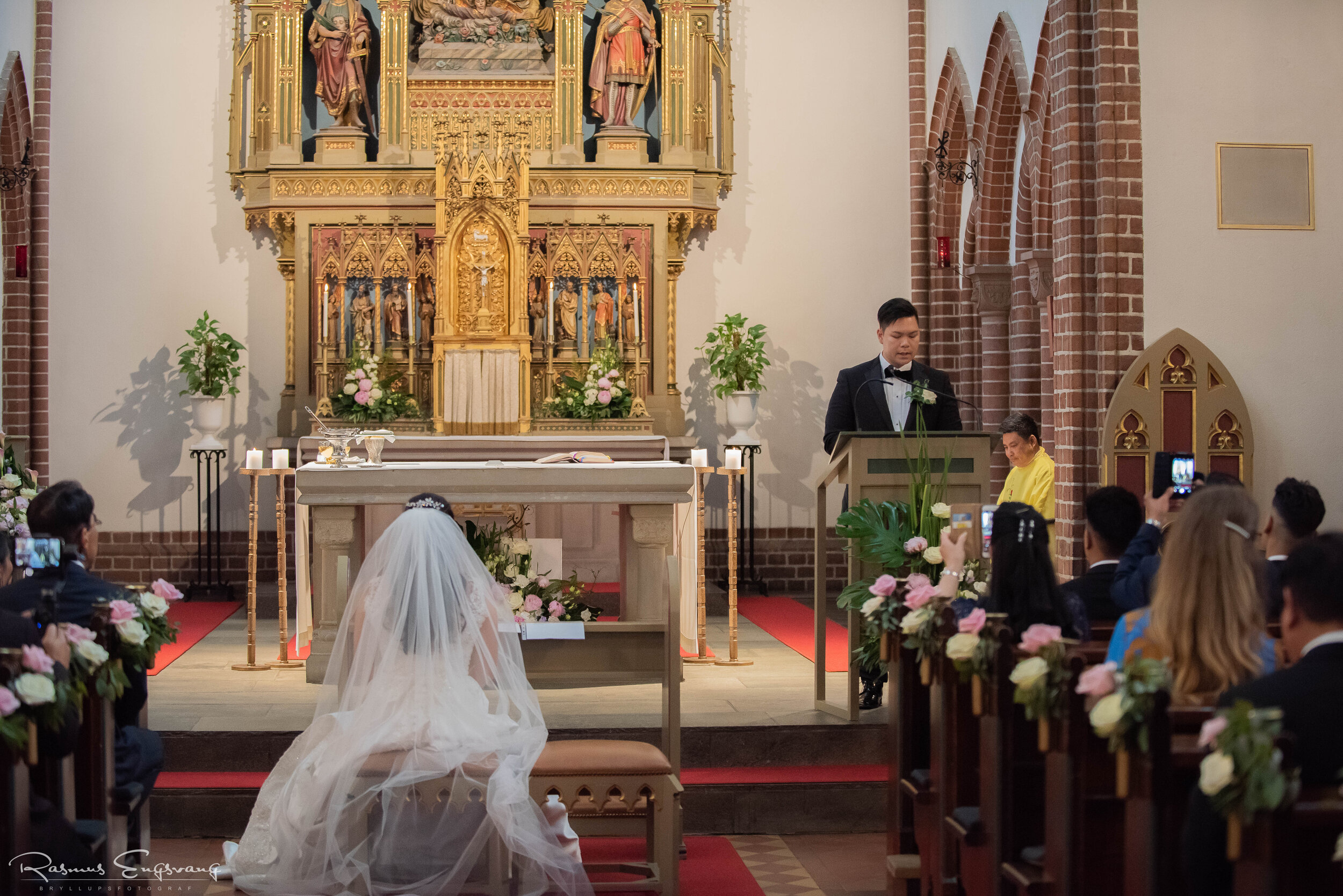 Odense_Bryllupsfotograf_Katolsk_Bryllup_Vielse_Sankt_Albani_Kirke-317.jpg