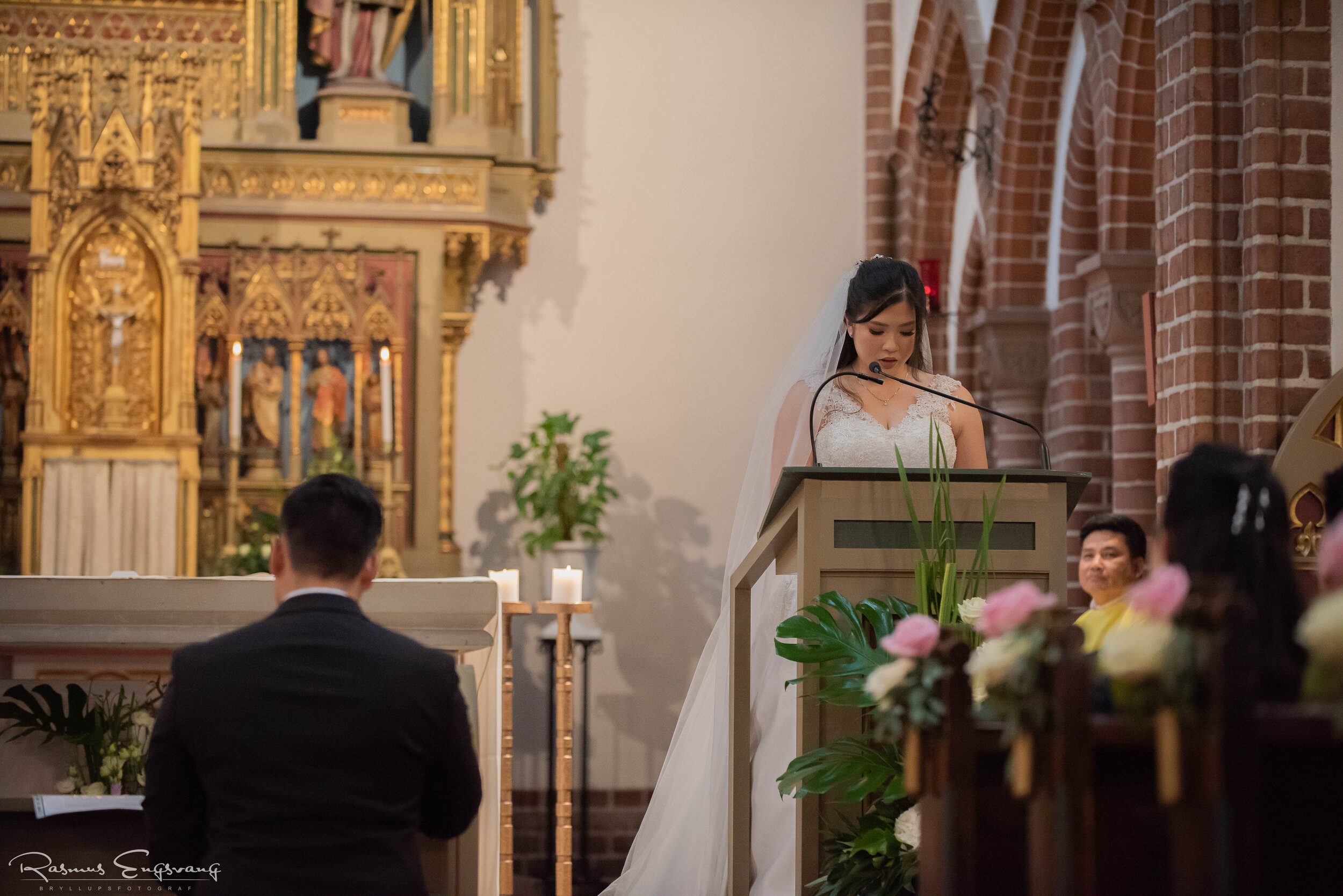 Odense_Bryllupsfotograf_Katolsk_Bryllup_Vielse_Sankt_Albani_Kirke-321.jpg